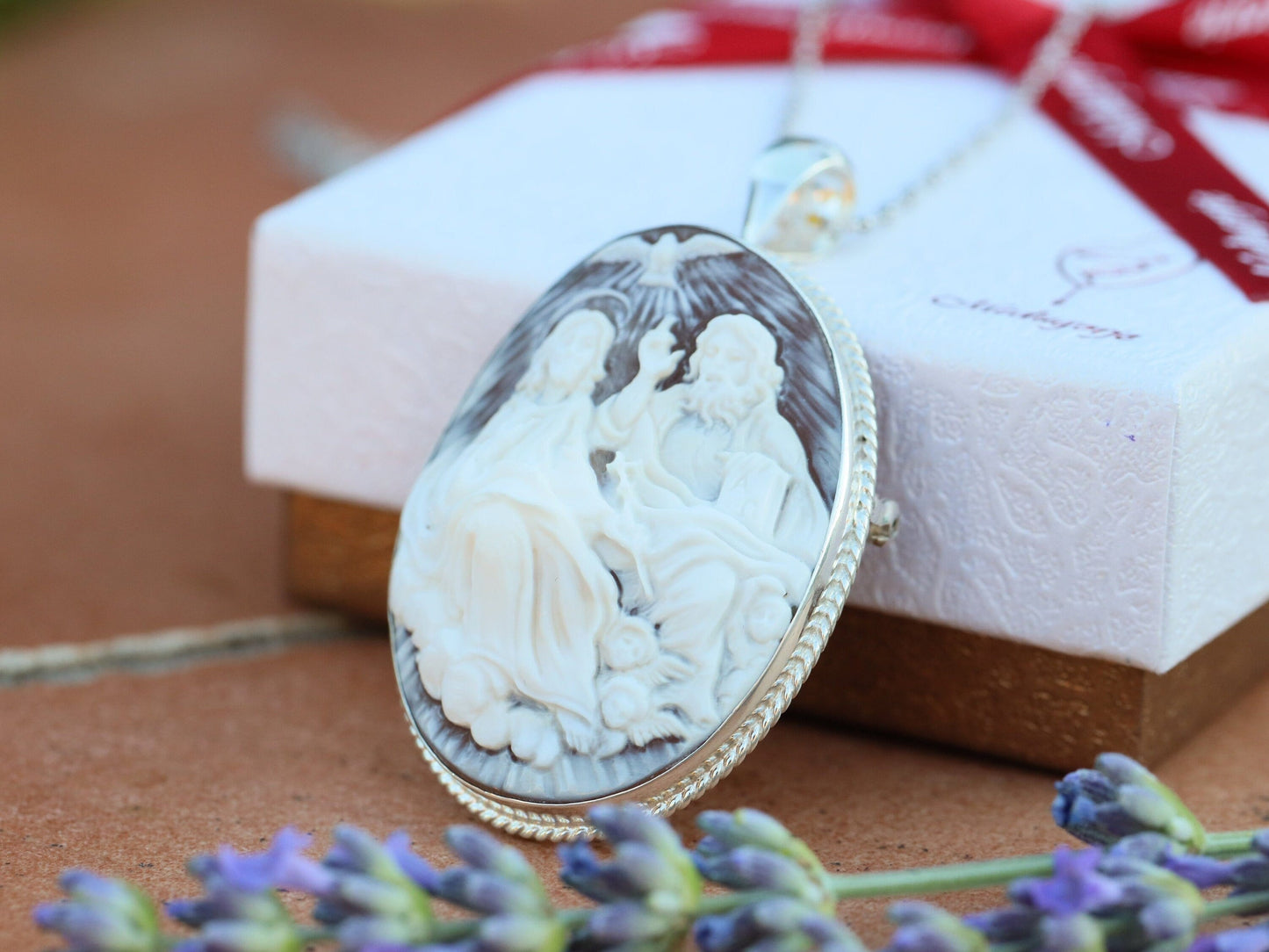 Medalla de la Santísima Trinidad, Padre Hijo y Espíritu Santo, medalla de cameo, medalla de cameo de concha, telar de cabello único para mujeres, regalo católico para aniversario