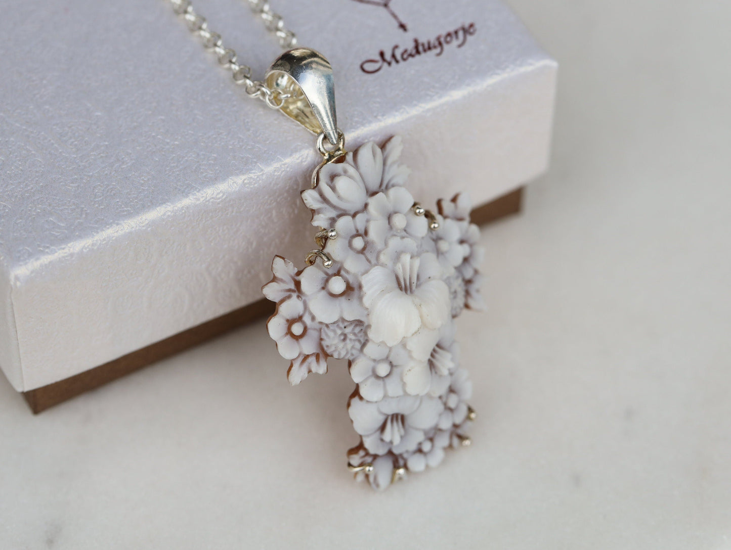 Colgante de cruz de cameo, colgante de cruz con rosas, colgante de cruz floral, collar de cameo italiano, camafeo de plata de ley, cruz de cameo de concha hecha a mano