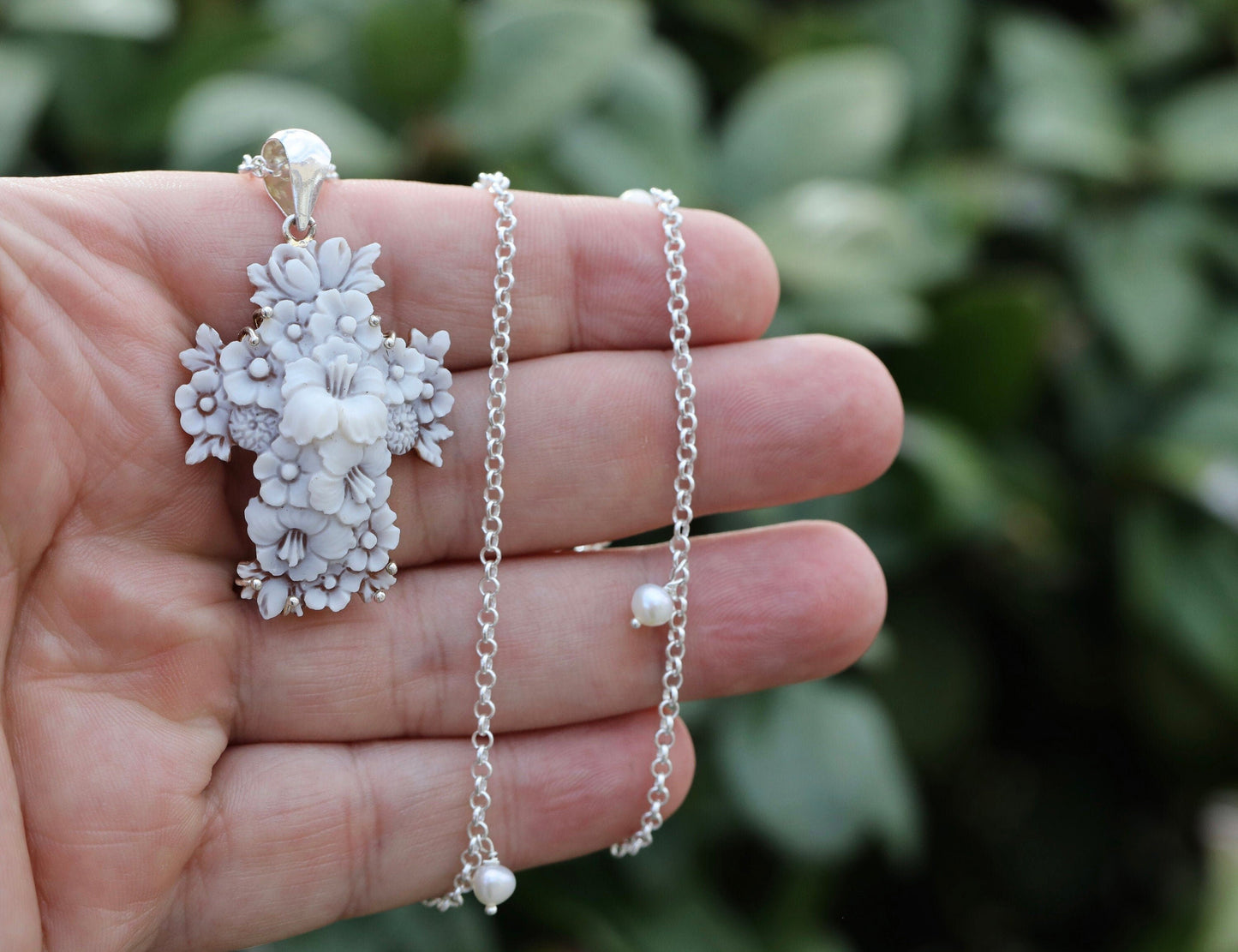 Colgante de cruz de cameo, colgante de cruz con rosas, colgante de cruz floral, collar de cameo italiano, camafeo de plata de ley, cruz de cameo de concha hecha a mano
