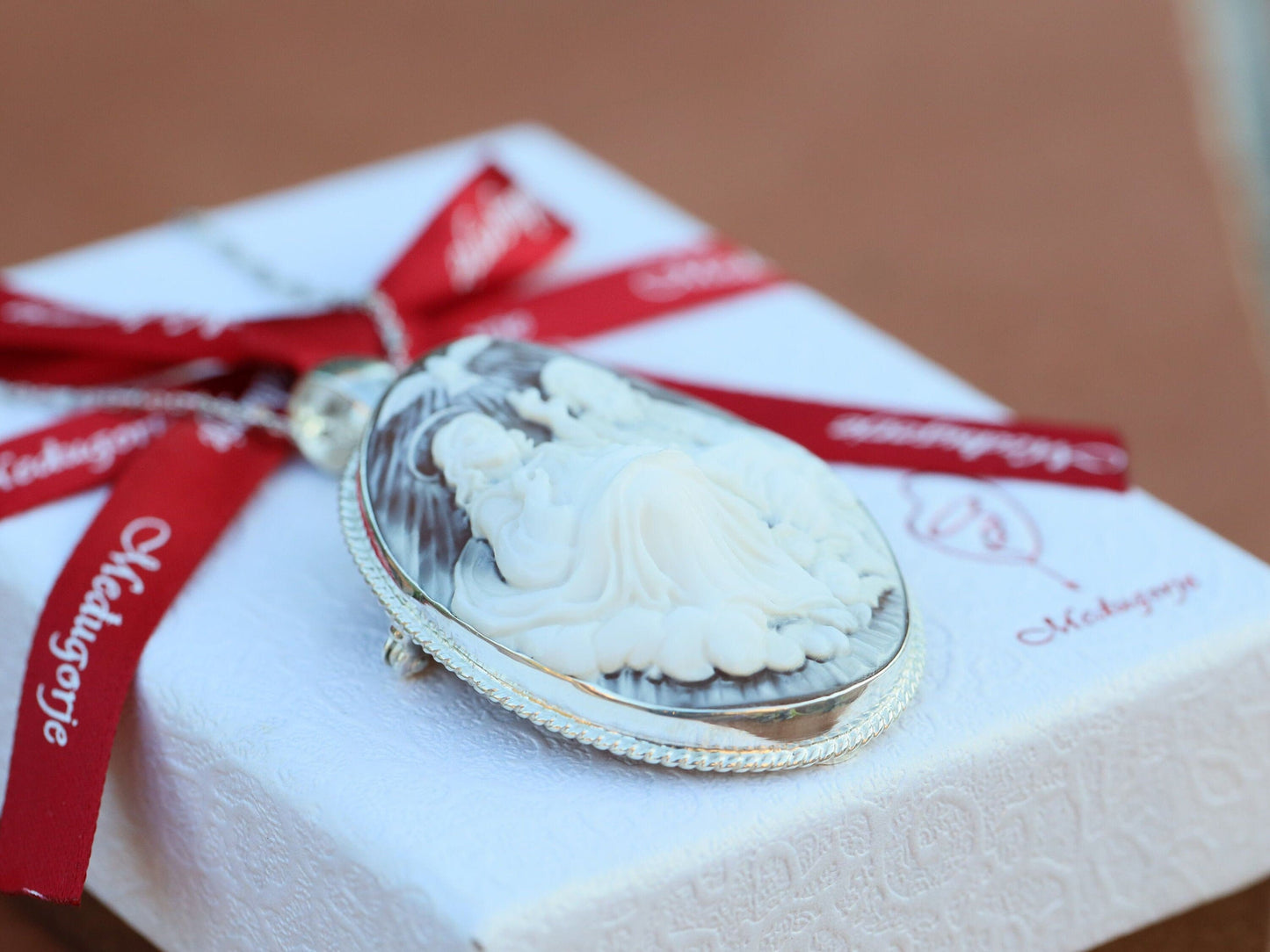Medalla de la Santísima Trinidad, Padre Hijo y Espíritu Santo, medalla de cameo, medalla de cameo de concha, telar de cabello único para mujeres, regalo católico para aniversario