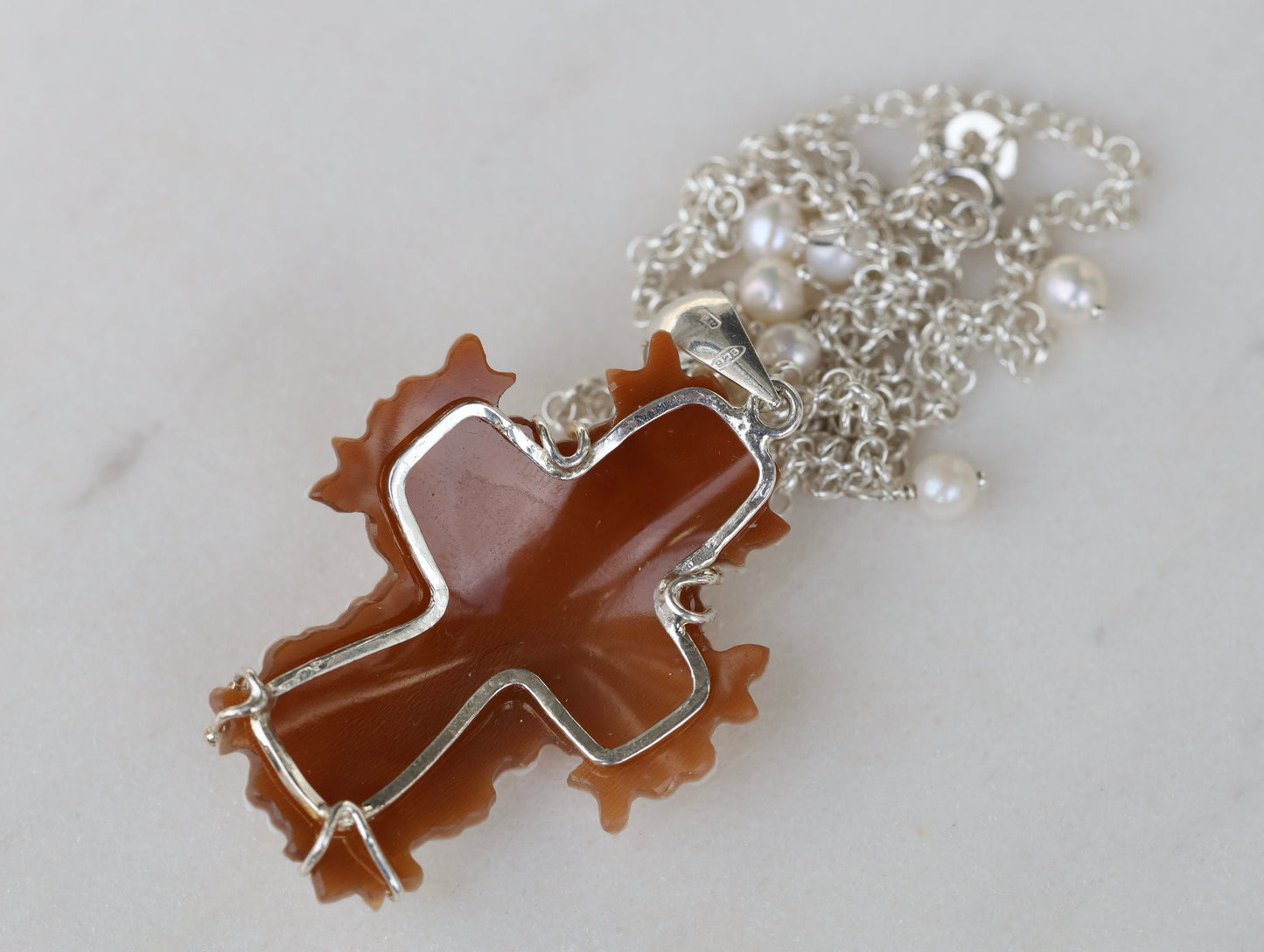 Colgante de cruz de cameo, colgante de cruz con rosas, colgante de cruz floral, collar de cameo italiano, camafeo de plata de ley, cruz de cameo de concha hecha a mano