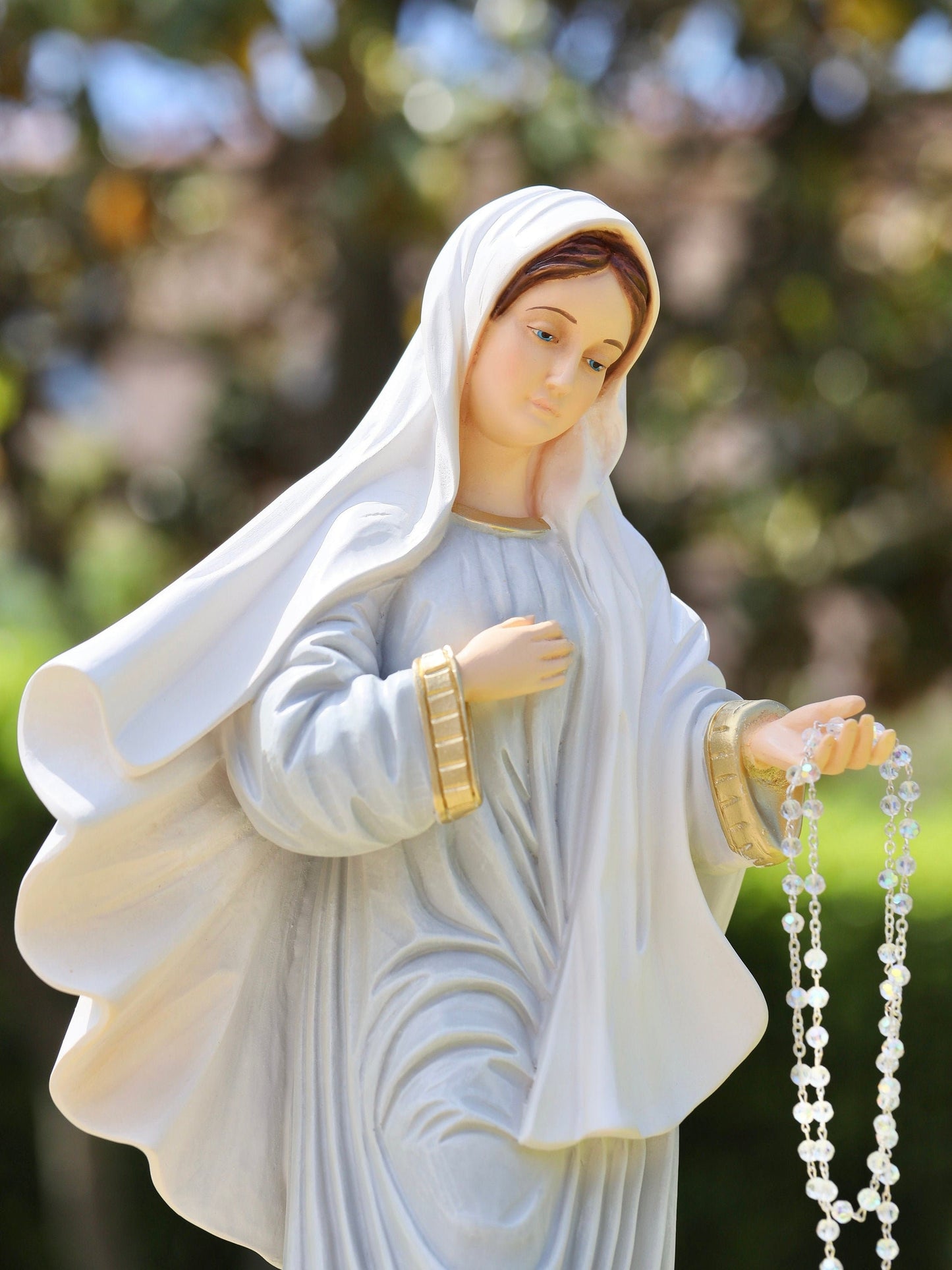 Estatua de Medjugorje, estatua de Nuestra Señora de Medjugorje de 22,5 pulgadas, estatua de polvo de mármol de la Reina de la Paz, estatua del altar del hogar de Nuestra Señora, estatua del jardín