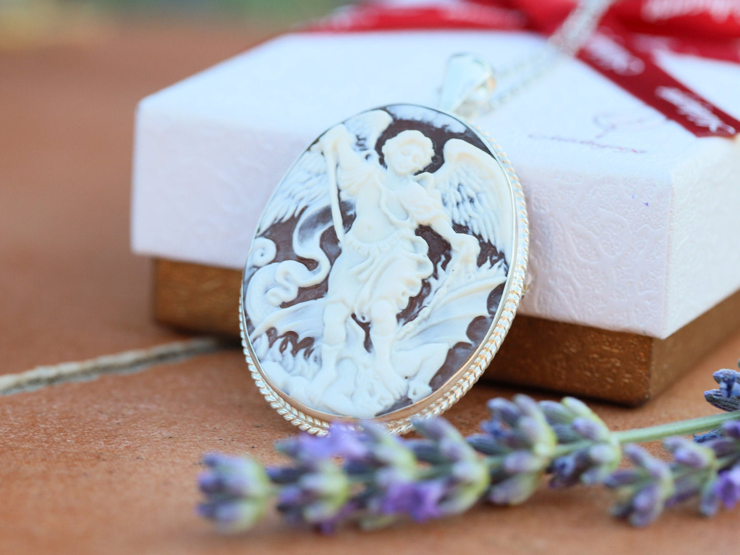 Medalla de San Miguel, Camafeo hecho a mano de San Miguel, Cameo hecho de concha, Cameo de plata de ley, colgante Cameo, medalla católica, regalo para mujeres
