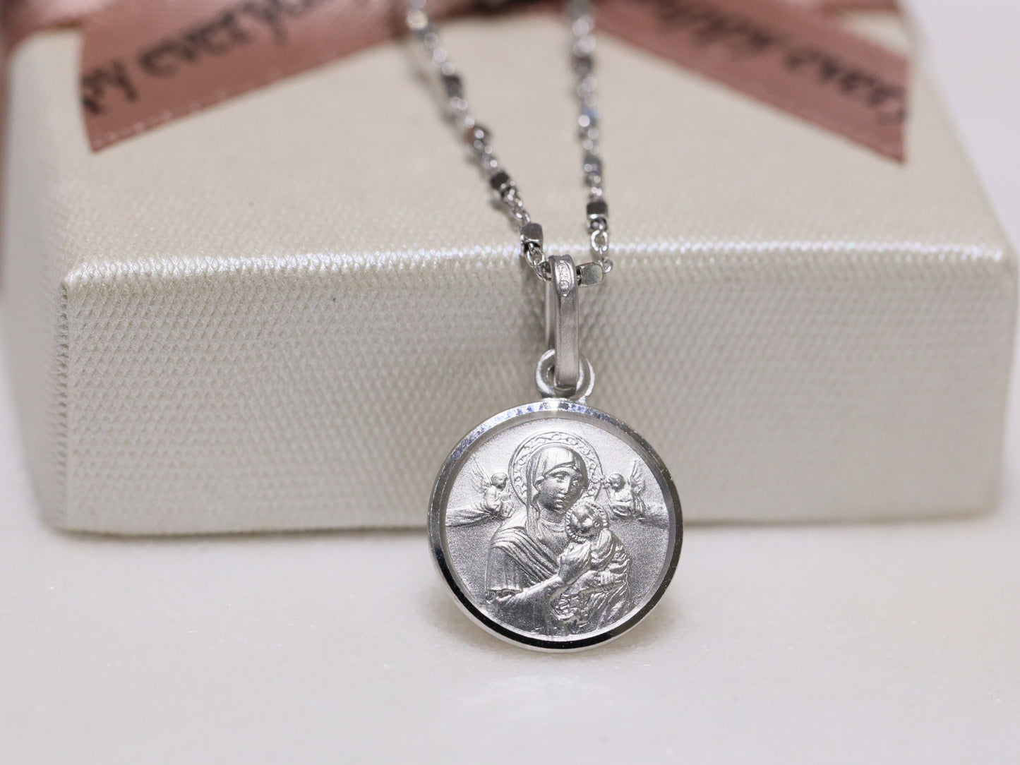 Medalla Redonda de Plata de Ley 925 de Nuestra Señora del Perpetuo Socorro - Diseño acuñado detallado