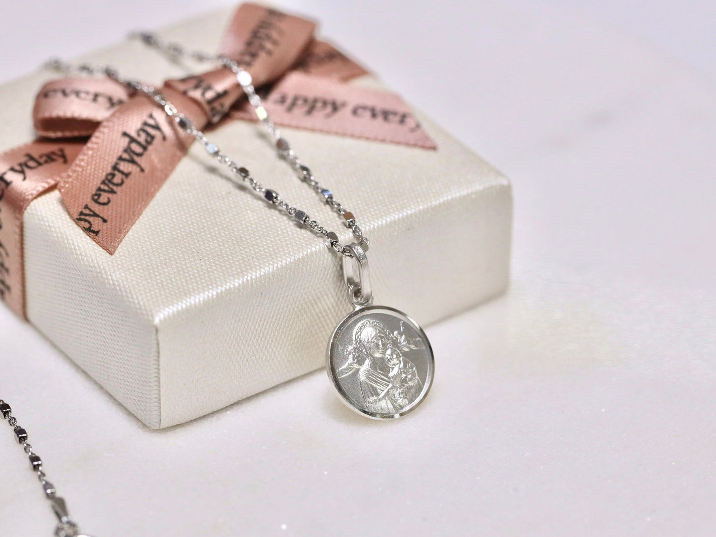 Medalla Redonda de Plata de Ley 925 de Nuestra Señora del Perpetuo Socorro - Diseño acuñado detallado