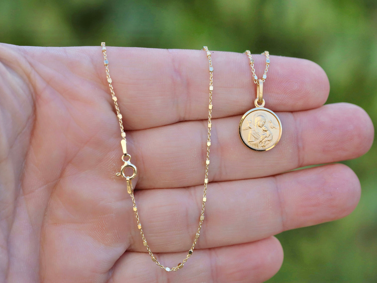 Medalla de Plata de Ley de Nuestra Señora del Perpetuo Socorro - Tamaño de 13 mm con longitudes de cadena opcionales disponibles, medalla de Nuestra Señora chapada en oro