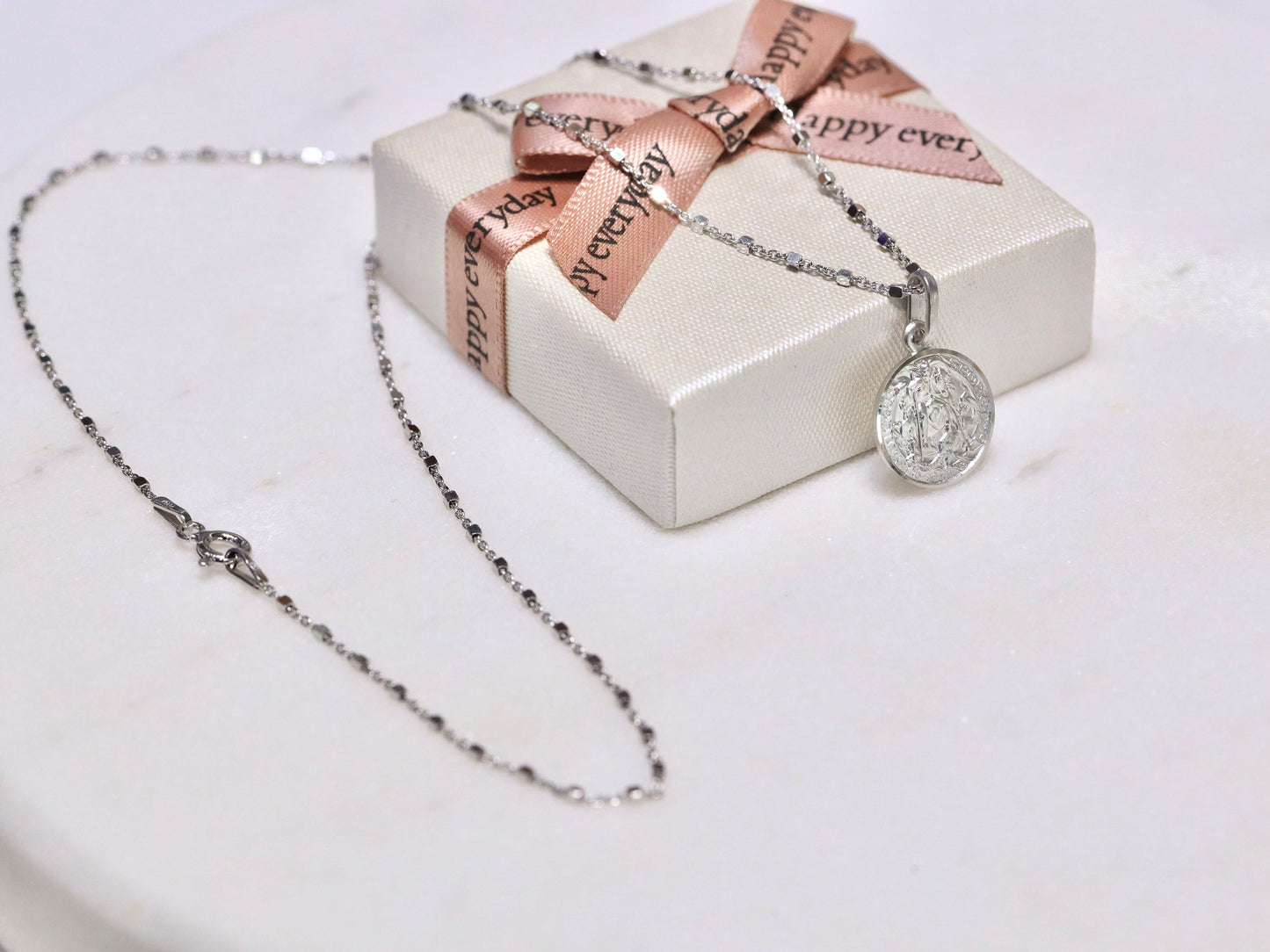 Elegante medalla de plata de ley 925 St. Georgie con textura satinada y bordes cortados en diamantes, medalla de santo católico, medalla acuñada de St Georgie