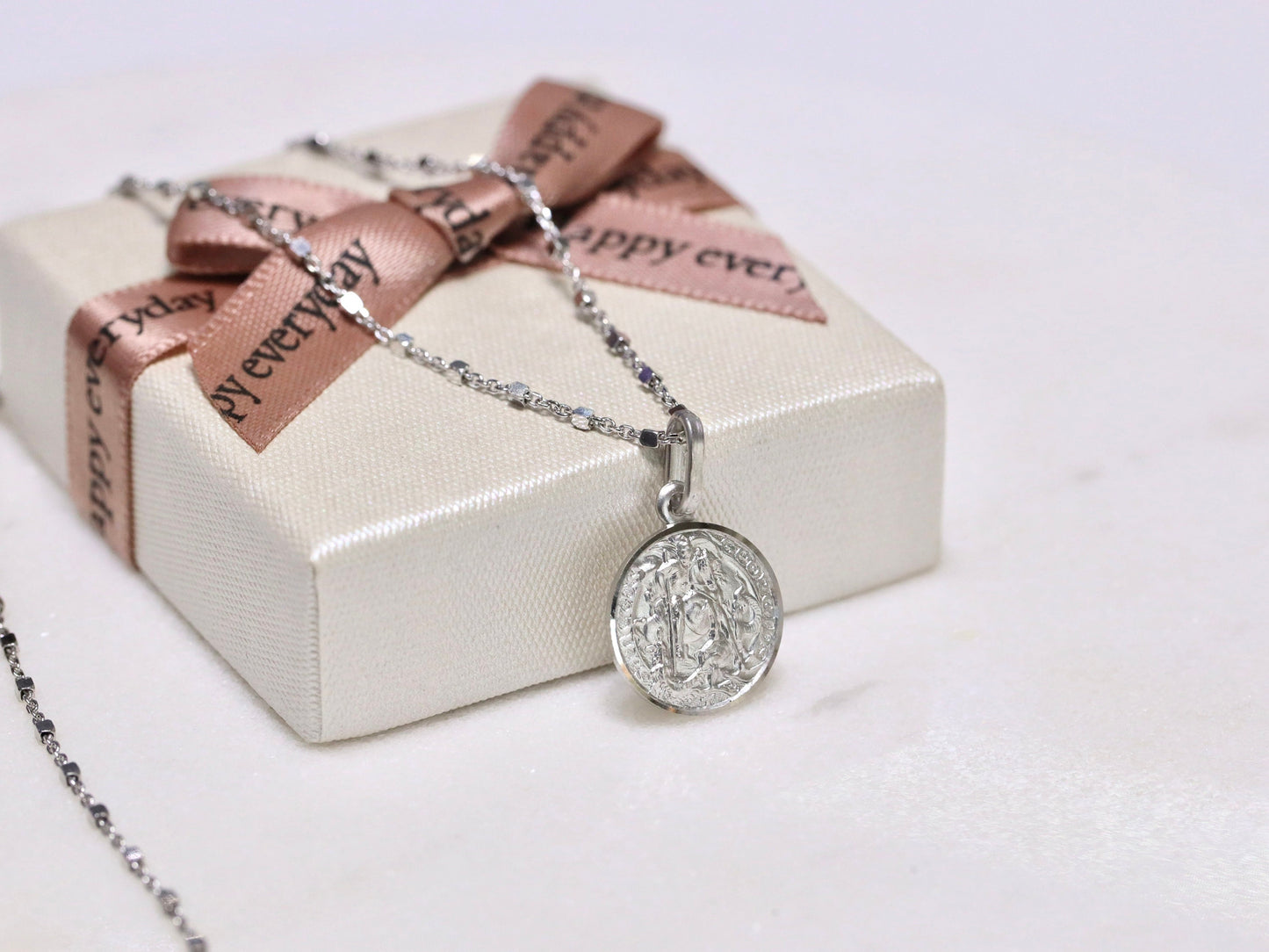 Elegante medalla de plata de ley 925 St. Georgie con textura satinada y bordes cortados en diamantes, medalla de santo católico, medalla acuñada de St Georgie