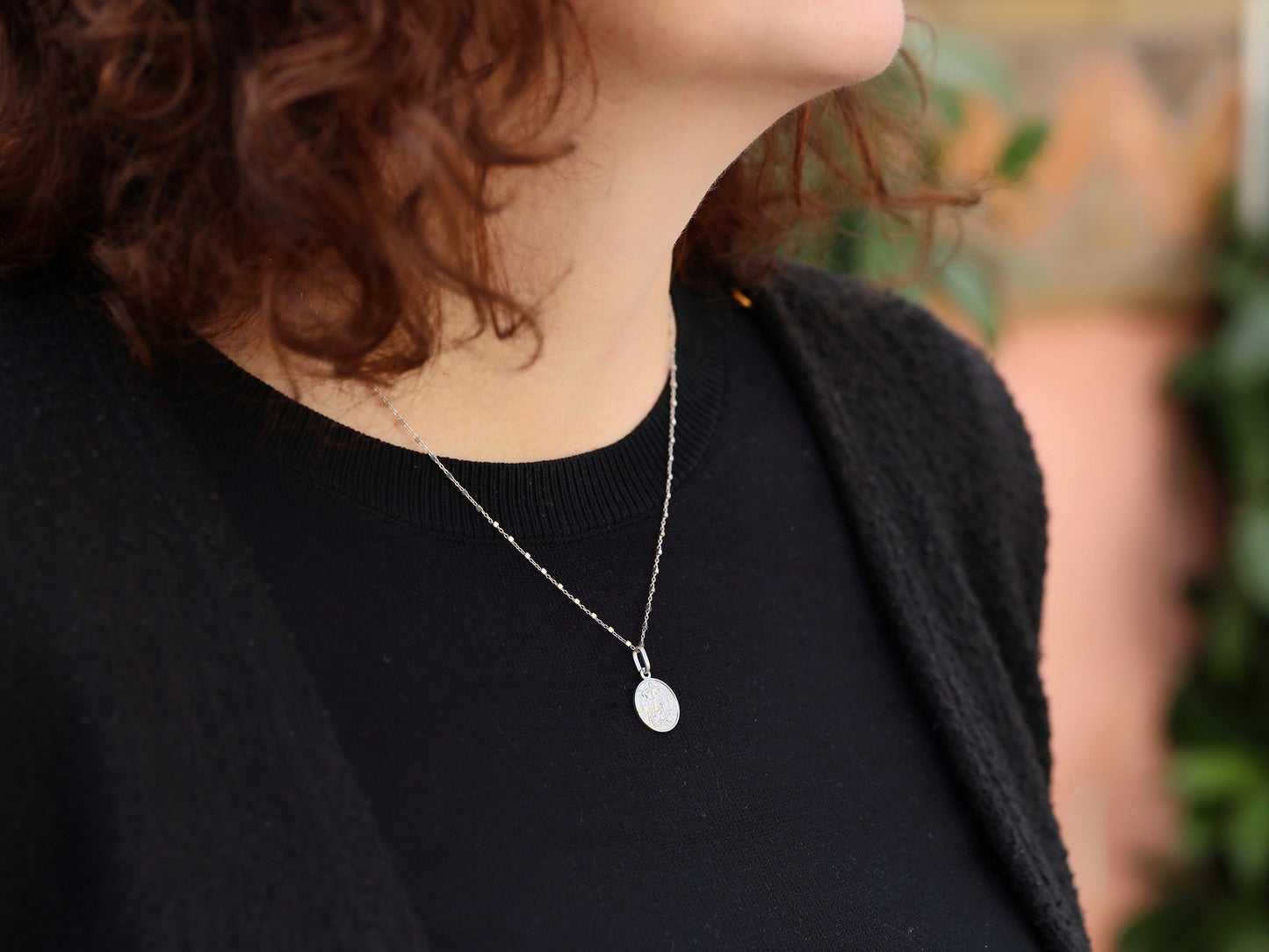 Elegante medalla de plata de ley 925 St. Georgie con textura satinada y bordes cortados en diamantes, medalla de santo católico, medalla acuñada de St Georgie