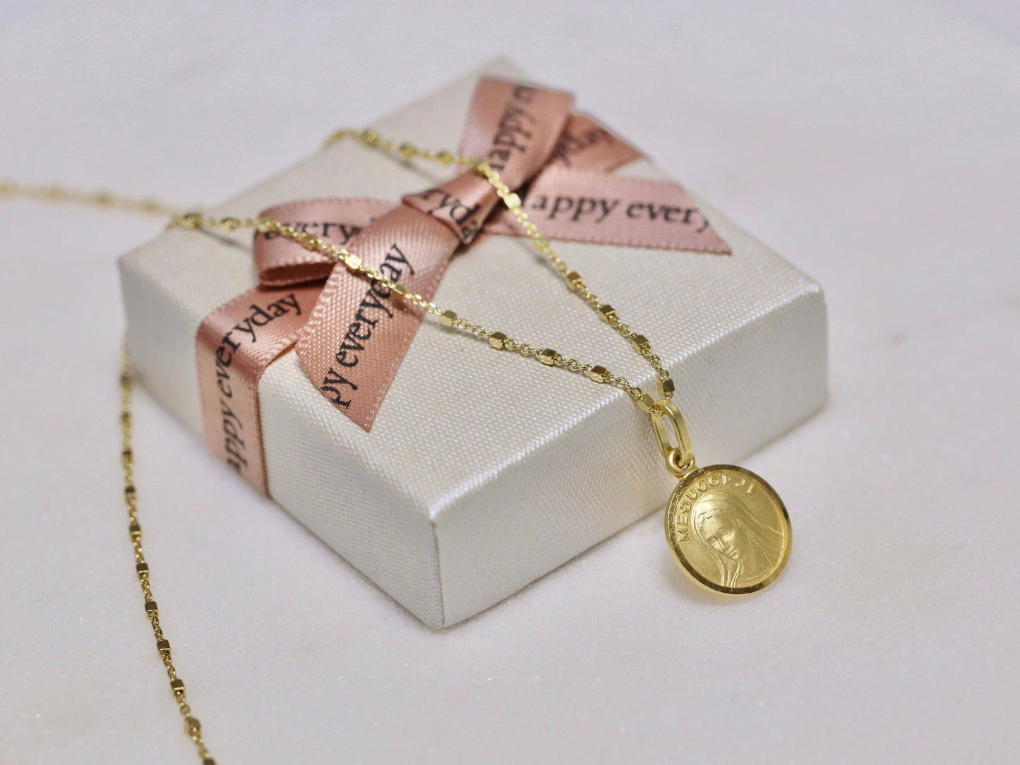 Medalla Virgen María de Medjugorje de plata de ley de 13 mm, medalla pequeña redonda Reina de la Paz chapada en oro de 18 kt para mujer