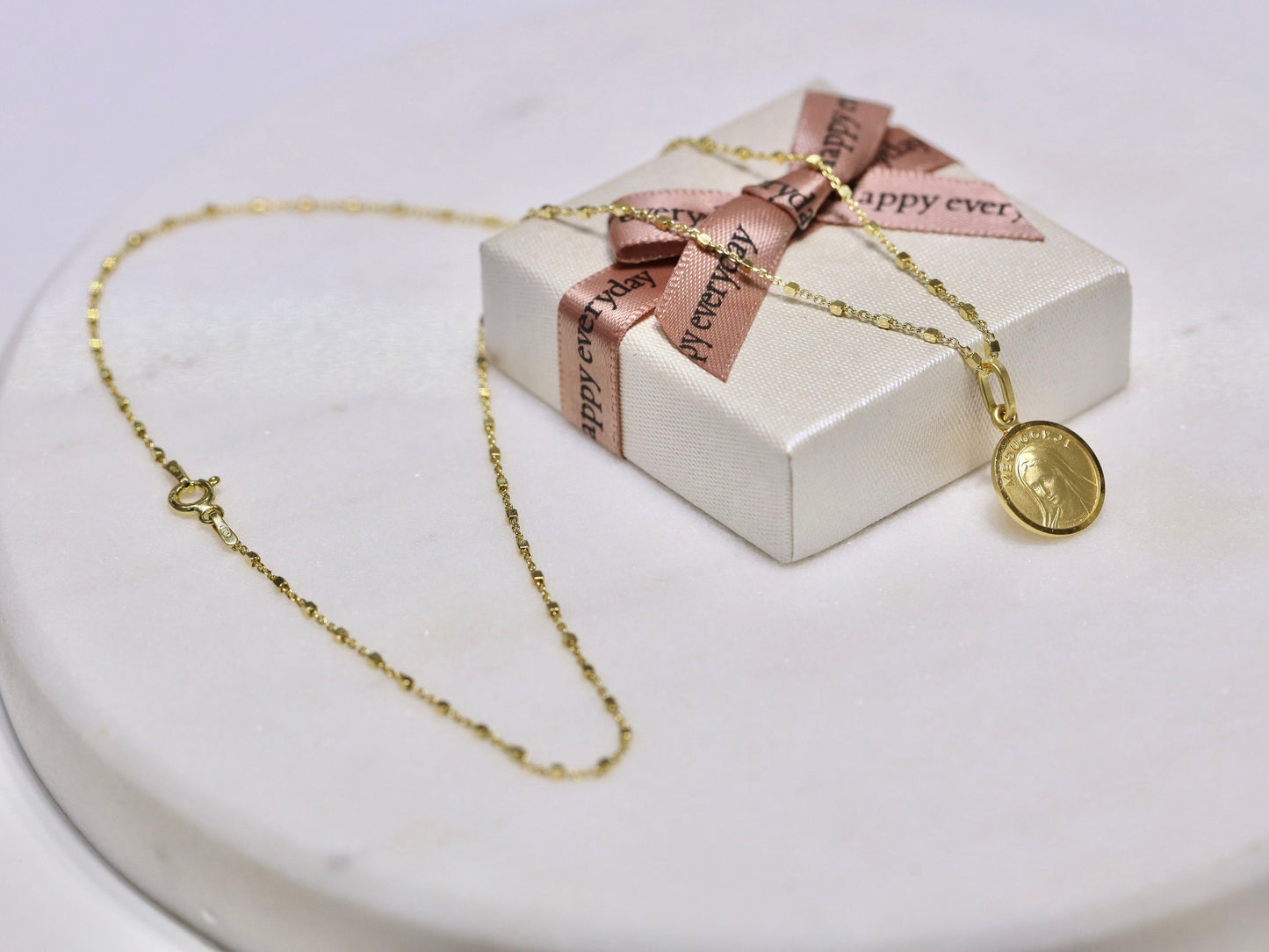 Medalla Virgen María de Medjugorje de plata de ley de 13 mm, medalla pequeña redonda Reina de la Paz chapada en oro de 18 kt para mujer
