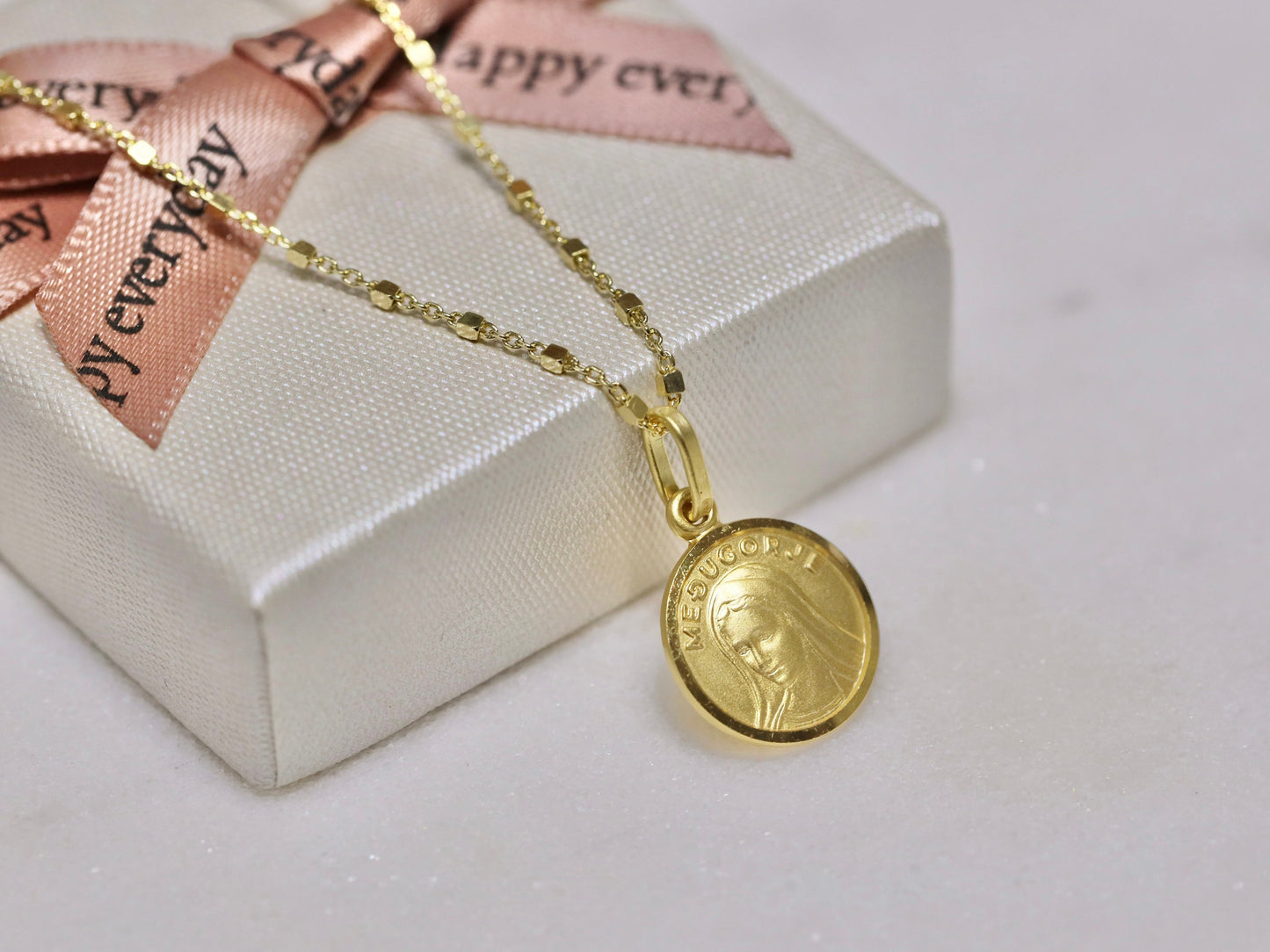 Medalla Virgen María de Medjugorje de plata de ley de 13 mm, medalla pequeña redonda Reina de la Paz chapada en oro de 18 kt para mujer