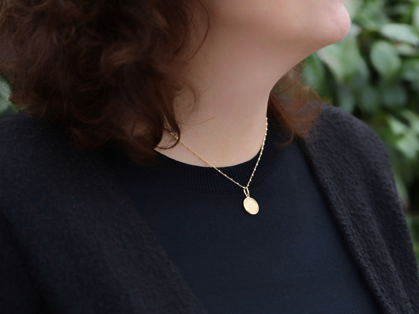 Medalla Virgen María de Medjugorje de plata de ley de 13 mm, medalla pequeña redonda Reina de la Paz chapada en oro de 18 kt para mujer