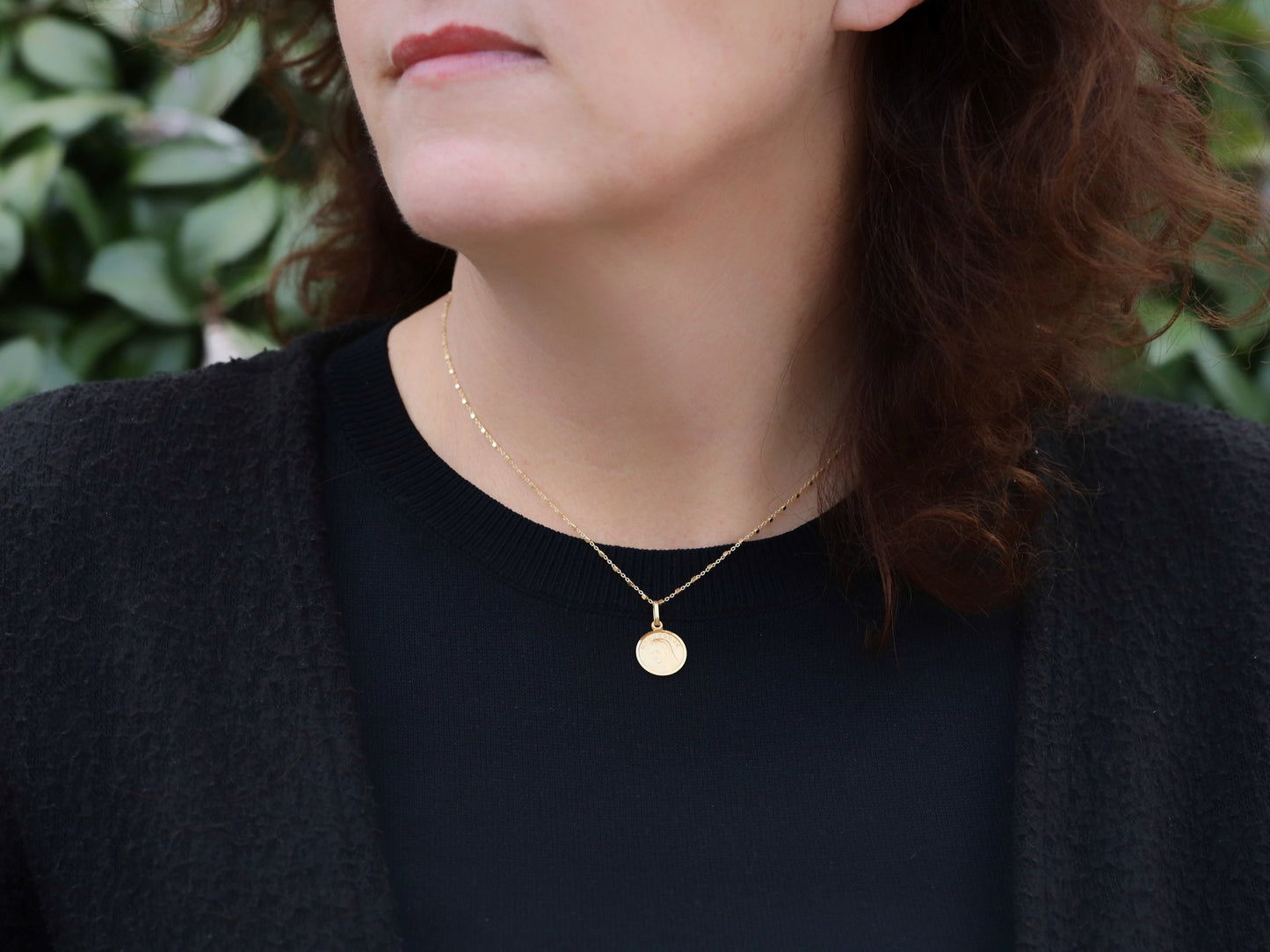 Medalla Virgen María de Medjugorje de plata de ley de 13 mm, medalla pequeña redonda Reina de la Paz chapada en oro de 18 kt para mujer