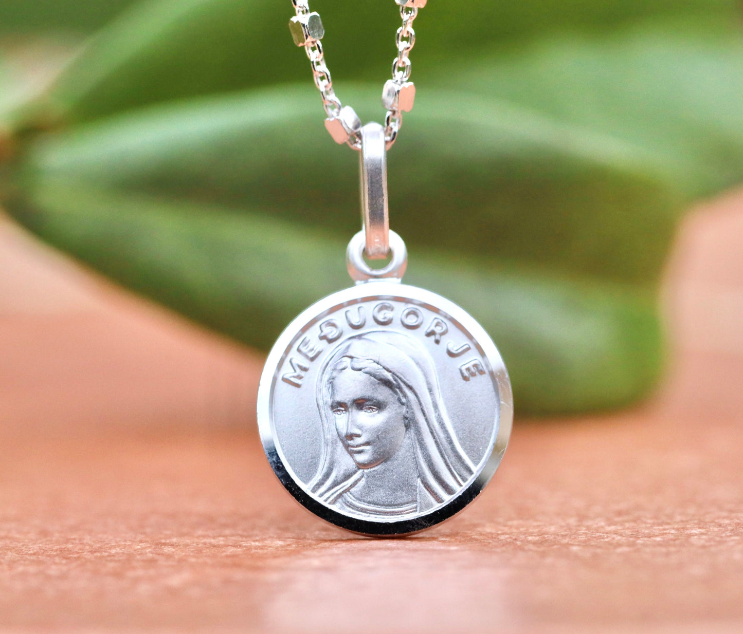 Colgante redondo de Nuestra Señora de Medjugorje, plata de ley 925 medalla Reina de la Paz, medalla acuñada de Nuestra Señora