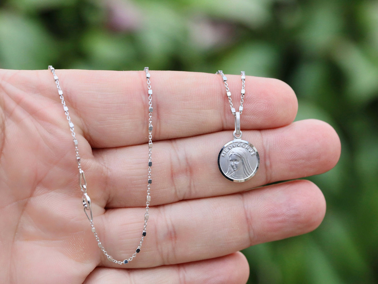 Colgante redondo de Nuestra Señora de Medjugorje, plata de ley 925 medalla Reina de la Paz, medalla acuñada de Nuestra Señora