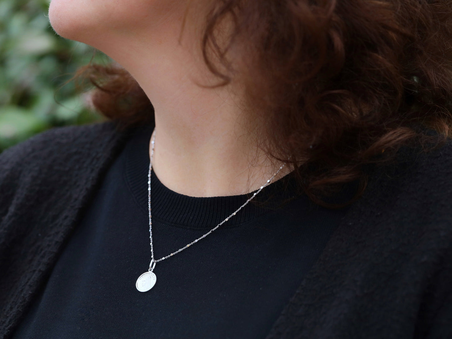 Colgante redondo de Nuestra Señora de Medjugorje, plata de ley 925 medalla Reina de la Paz, medalla acuñada de Nuestra Señora