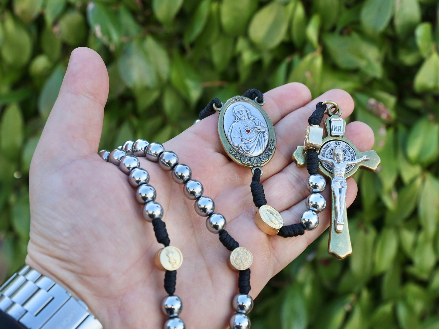 Impresionante rosario católico de piedra de hematita grande - perfecto para hombres o mujeres, rosario de piedra de 10 mm con crucifijo de San Benito y medalla escapulario