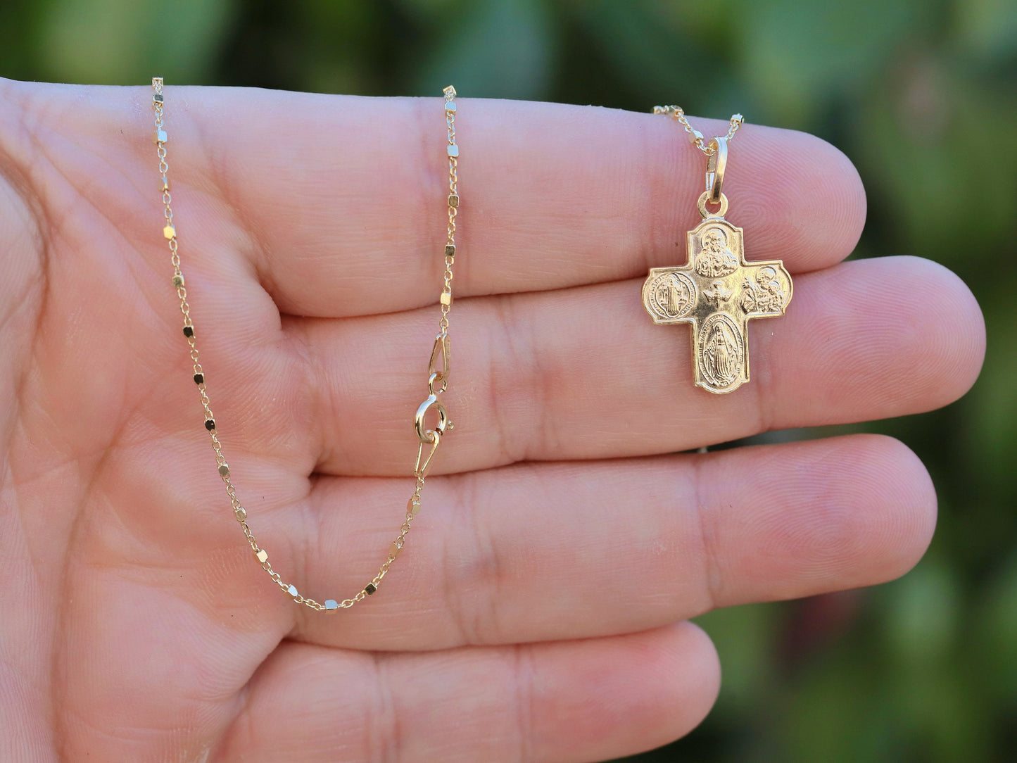 Colgante de cruz de 4 vías en miniatura chapado en oro de 18 kt - Espíritu Santo de plata de ley y escapulario de San Benito - Ideal para mujeres católicas - 21x17 mm