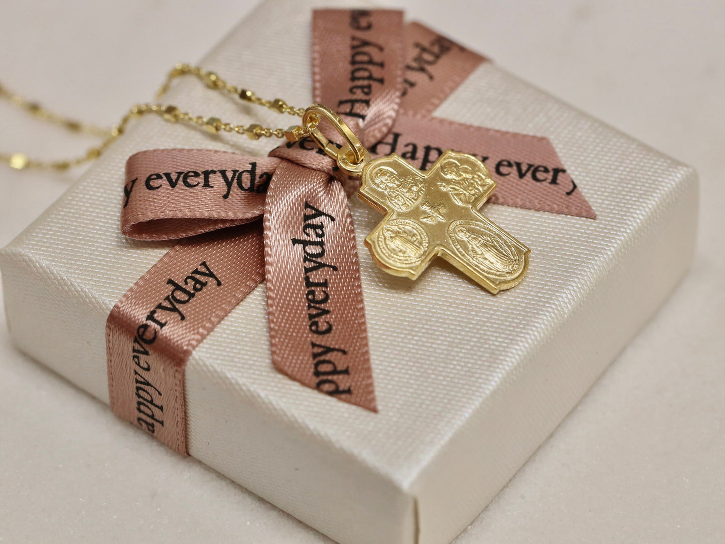 Colgante de cruz de 4 vías en miniatura chapado en oro de 18 kt - Espíritu Santo de plata de ley y escapulario de San Benito - Ideal para mujeres católicas - 21x17 mm