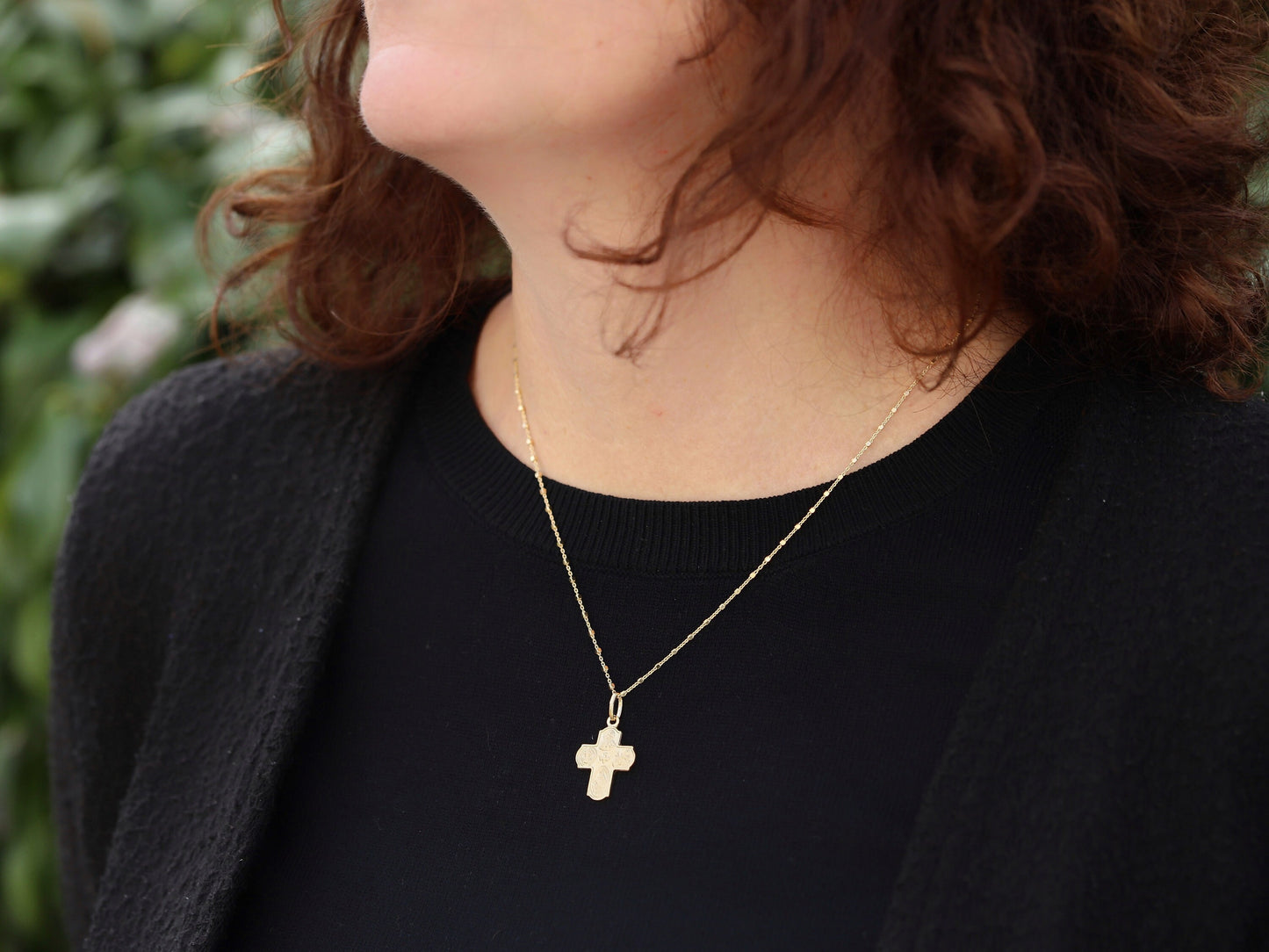 Colgante de cruz de 4 vías en miniatura chapado en oro de 18 kt - Espíritu Santo de plata de ley y escapulario de San Benito - Ideal para mujeres católicas - 21x17 mm