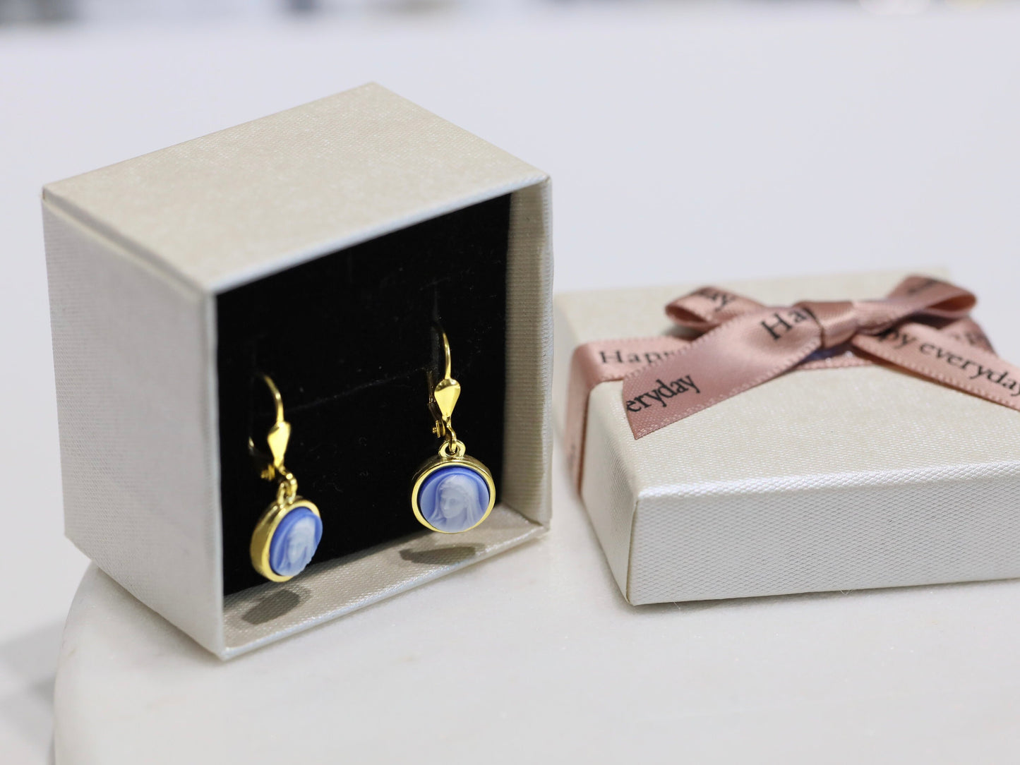 Pendientes católicos de la Virgen María en miniatura - Plata de ley y ágata - chapados en oro, pendientes para adolescentes, pendientes de Nuestra Señora de 8 mm para mujeres