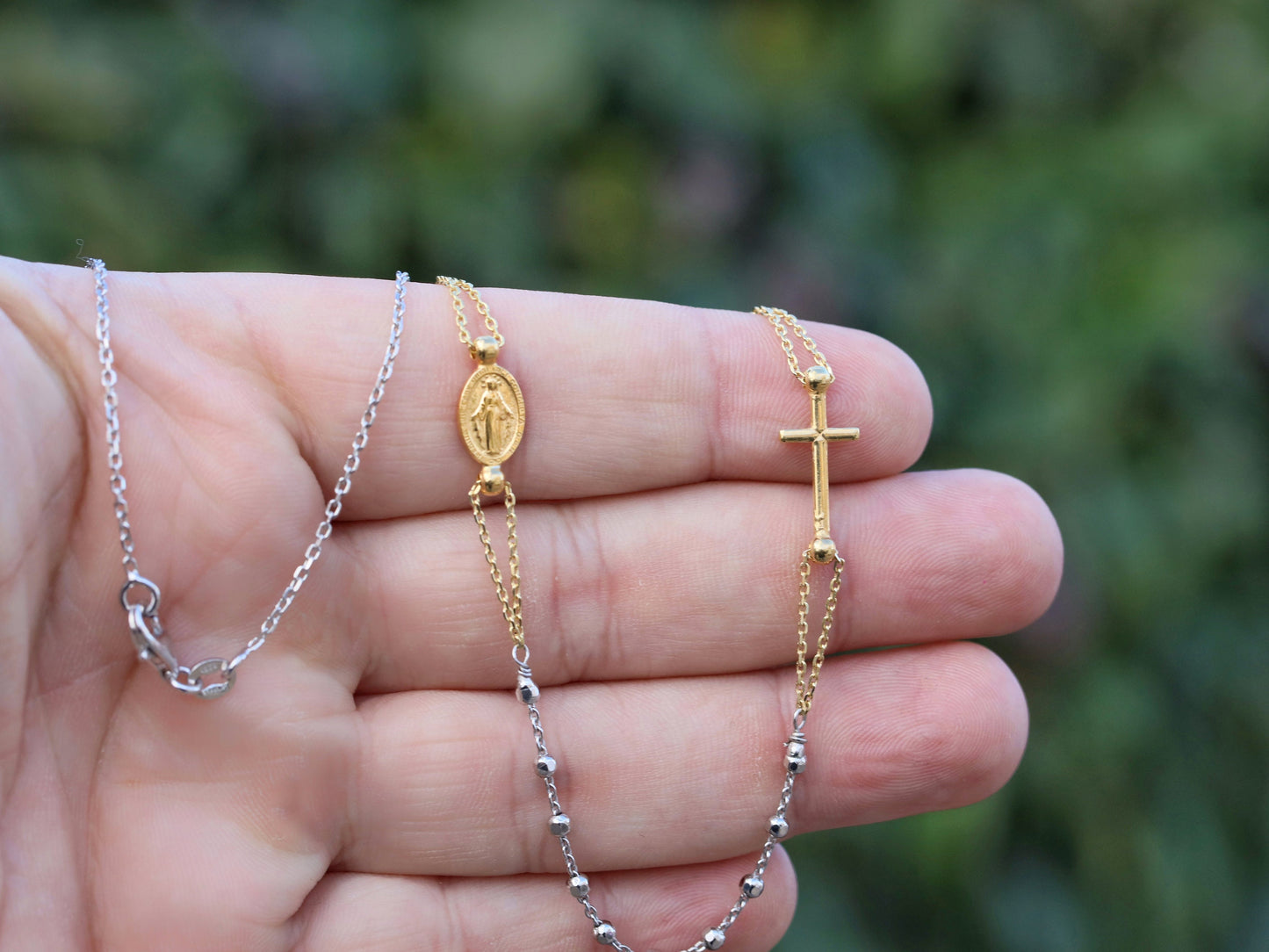 Collar de rosario de plata de ley brillante con medalla milagrosa y cruz chapada en oro - Joyería católica delicada y minimalista