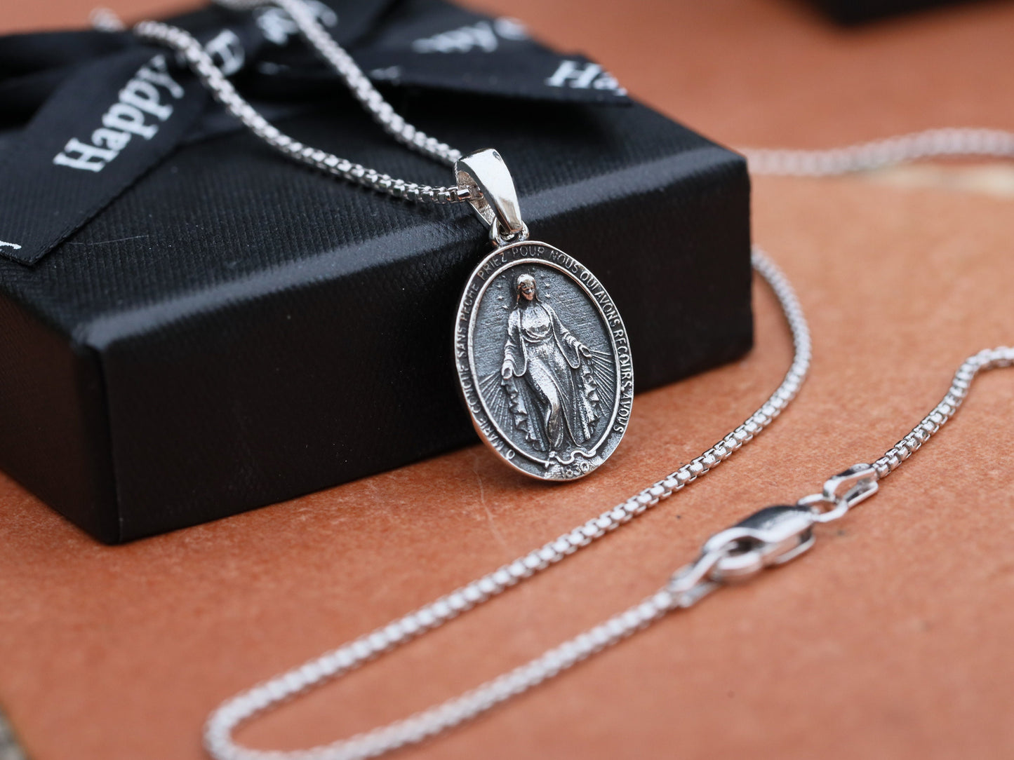 Colgante de Medalla Milagrosa de Plata de Ley en Francés - Ideal para Adolescentes - Medalla delicada de 16 x 13 mm con Acabado Gunmetal