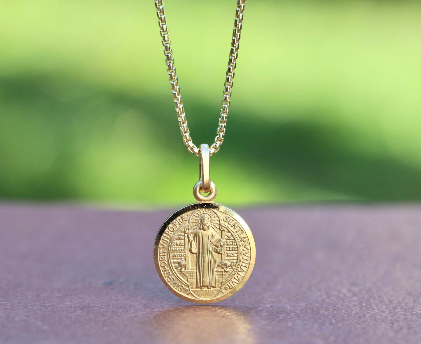 Colgante de medalla redonda chapada en oro de plata de ley de San Benito - 15 mm - Impresionante textura satinada y borde de corte de diamante
