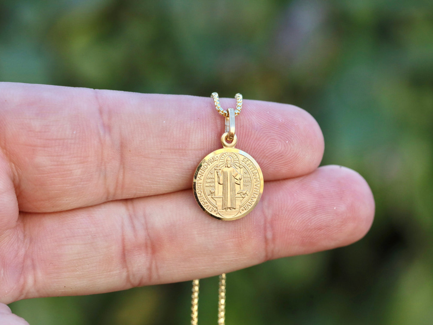 Colgante de medalla redonda chapada en oro de plata de ley de San Benito - 15 mm - Impresionante textura satinada y borde de corte de diamante