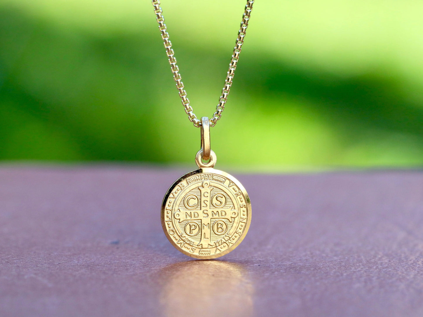 Colgante de medalla redonda chapada en oro de plata de ley de San Benito - 15 mm - Impresionante textura satinada y borde de corte de diamante
