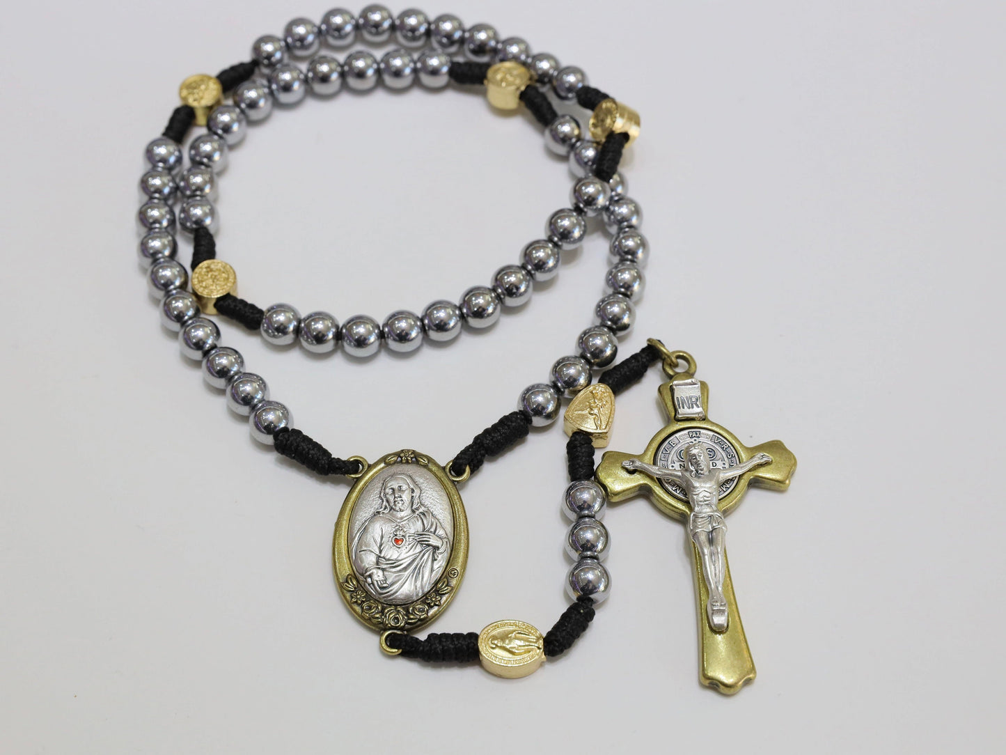Impresionante rosario católico de piedra de hematita grande - perfecto para hombres o mujeres, rosario de piedra de 10 mm con crucifijo de San Benito y medalla escapulario
