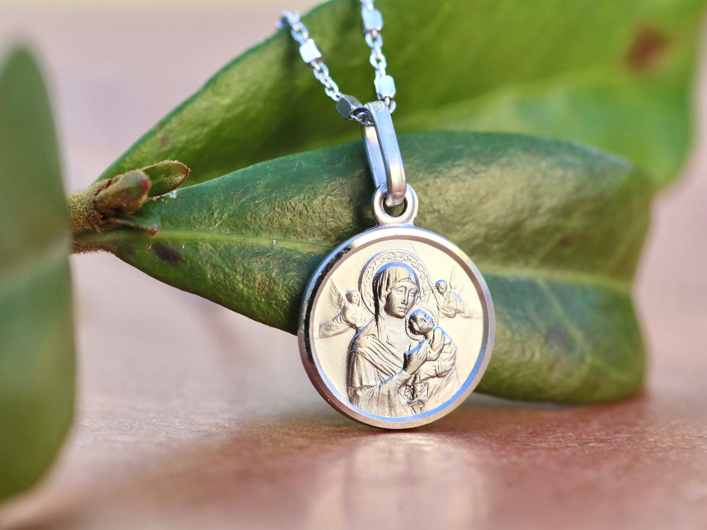 Medalla Redonda de Plata de Ley 925 de Nuestra Señora del Perpetuo Socorro - Diseño acuñado detallado