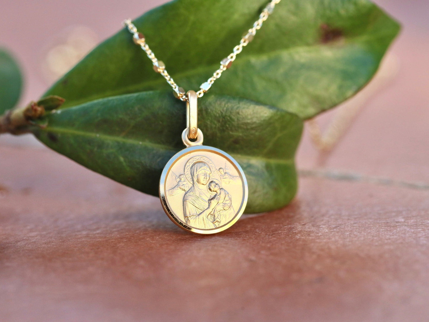 Medalla de Plata de Ley de Nuestra Señora del Perpetuo Socorro - Tamaño de 13 mm con longitudes de cadena opcionales disponibles, medalla de Nuestra Señora chapada en oro