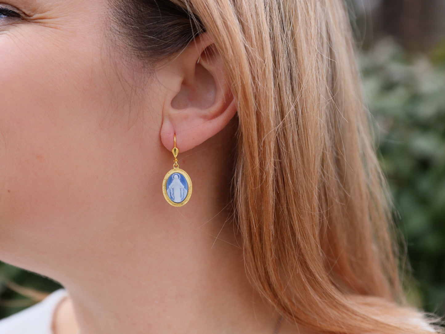 Pendientes de Medalla Milagrosa en Idioma Francés, Pendientes chapados en oro de plata de ley con Nuestra Señora, Regalo perfecto para mujer católica,