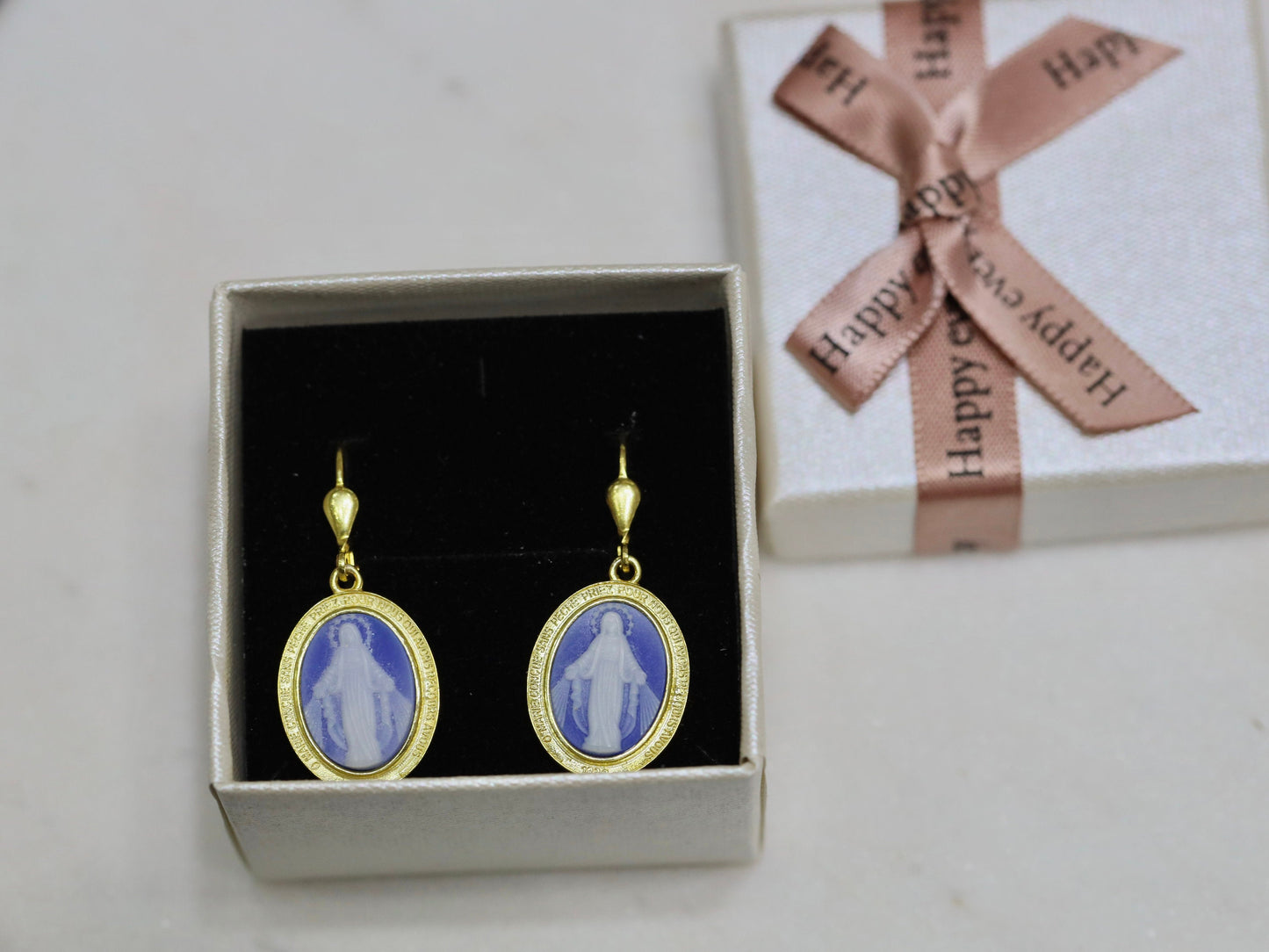 Pendientes de Medalla Milagrosa en Idioma Francés, Pendientes chapados en oro de plata de ley con Nuestra Señora, Regalo perfecto para mujer católica,