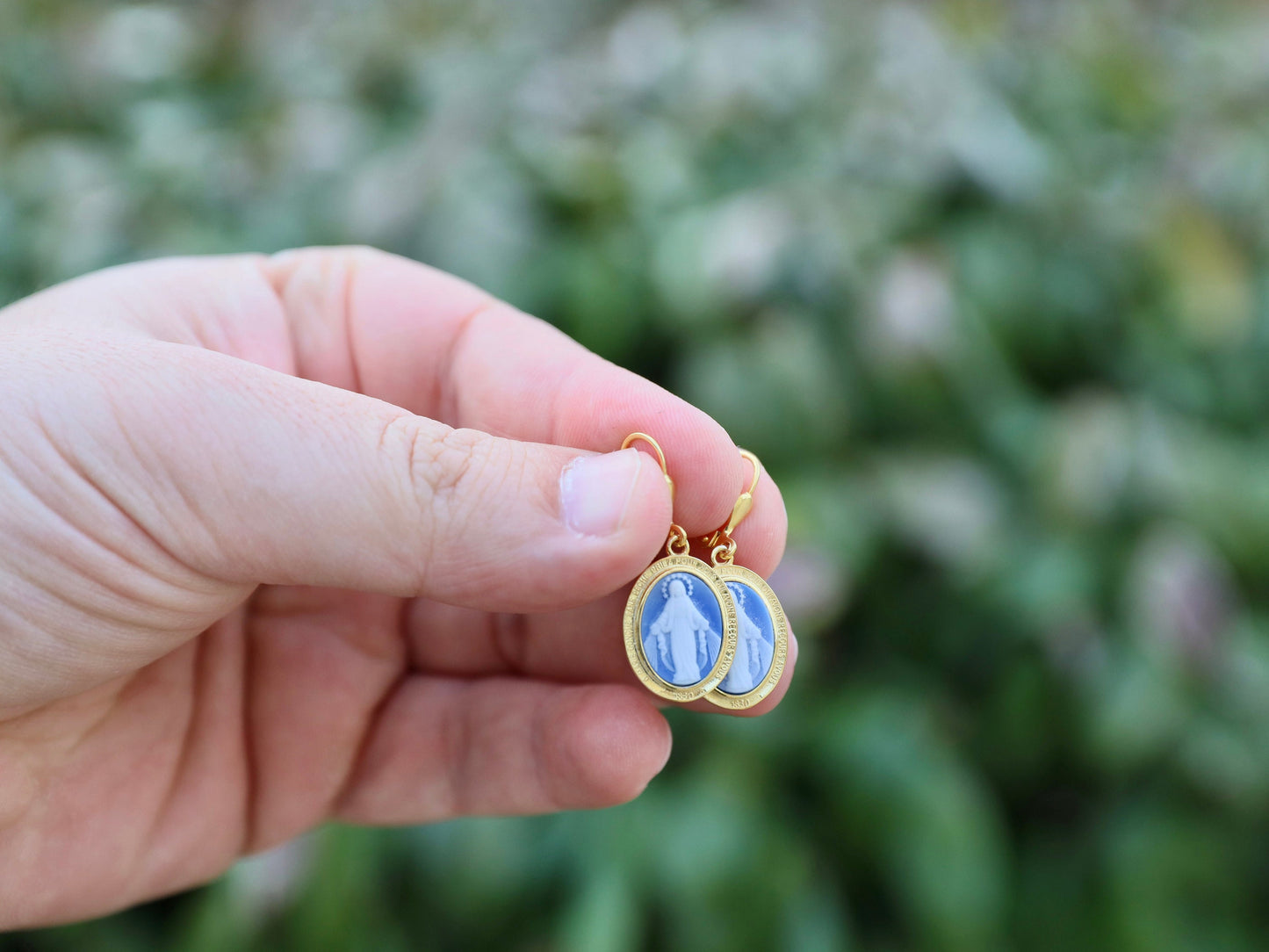 Pendientes de Medalla Milagrosa en Idioma Francés, Pendientes chapados en oro de plata de ley con Nuestra Señora, Regalo perfecto para mujer católica,