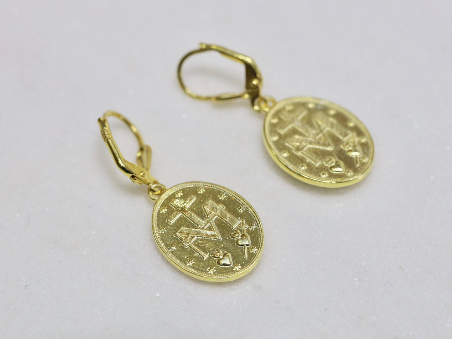 Pendientes de Medalla Milagrosa en Idioma Francés, Pendientes chapados en oro de plata de ley con Nuestra Señora, Regalo perfecto para mujer católica,