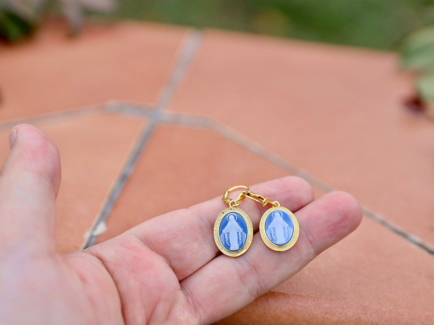 Pendientes de Medalla Milagrosa en Idioma Francés, Pendientes chapados en oro de plata de ley con Nuestra Señora, Regalo perfecto para mujer católica,