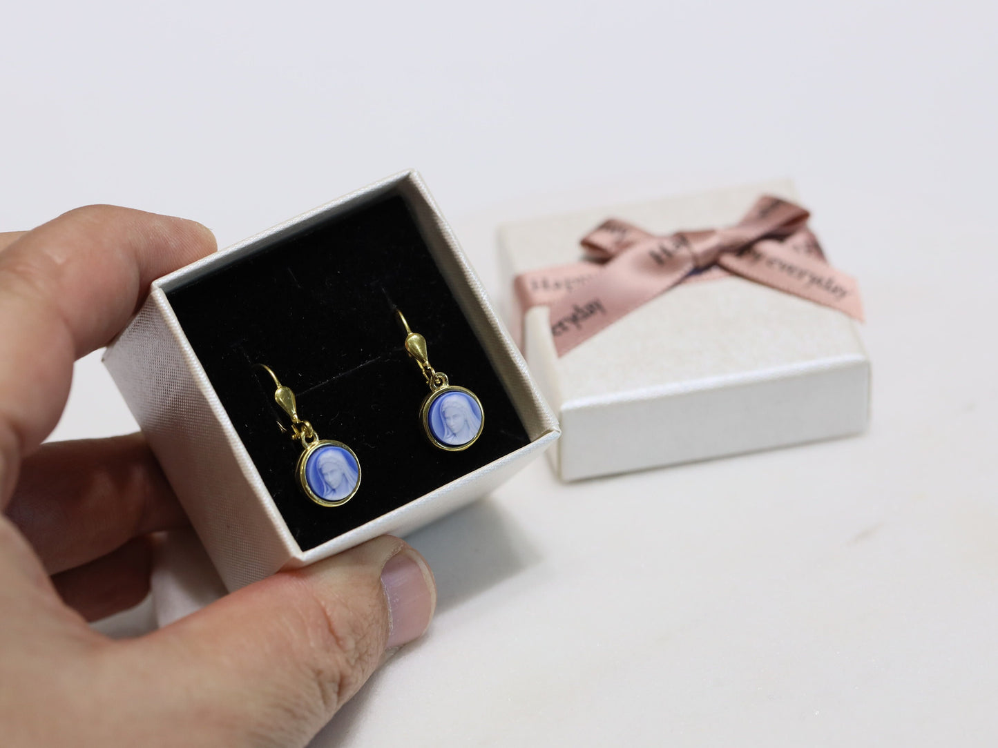 Pendientes católicos de la Virgen María en miniatura - Plata de ley y ágata - chapados en oro, pendientes para adolescentes, pendientes de Nuestra Señora de 8 mm para mujeres