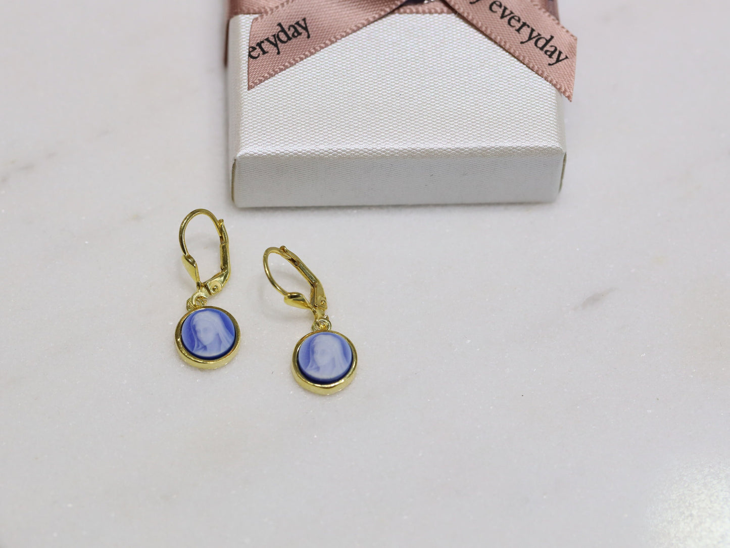 Pendientes católicos de la Virgen María en miniatura - Plata de ley y ágata - chapados en oro, pendientes para adolescentes, pendientes de Nuestra Señora de 8 mm para mujeres