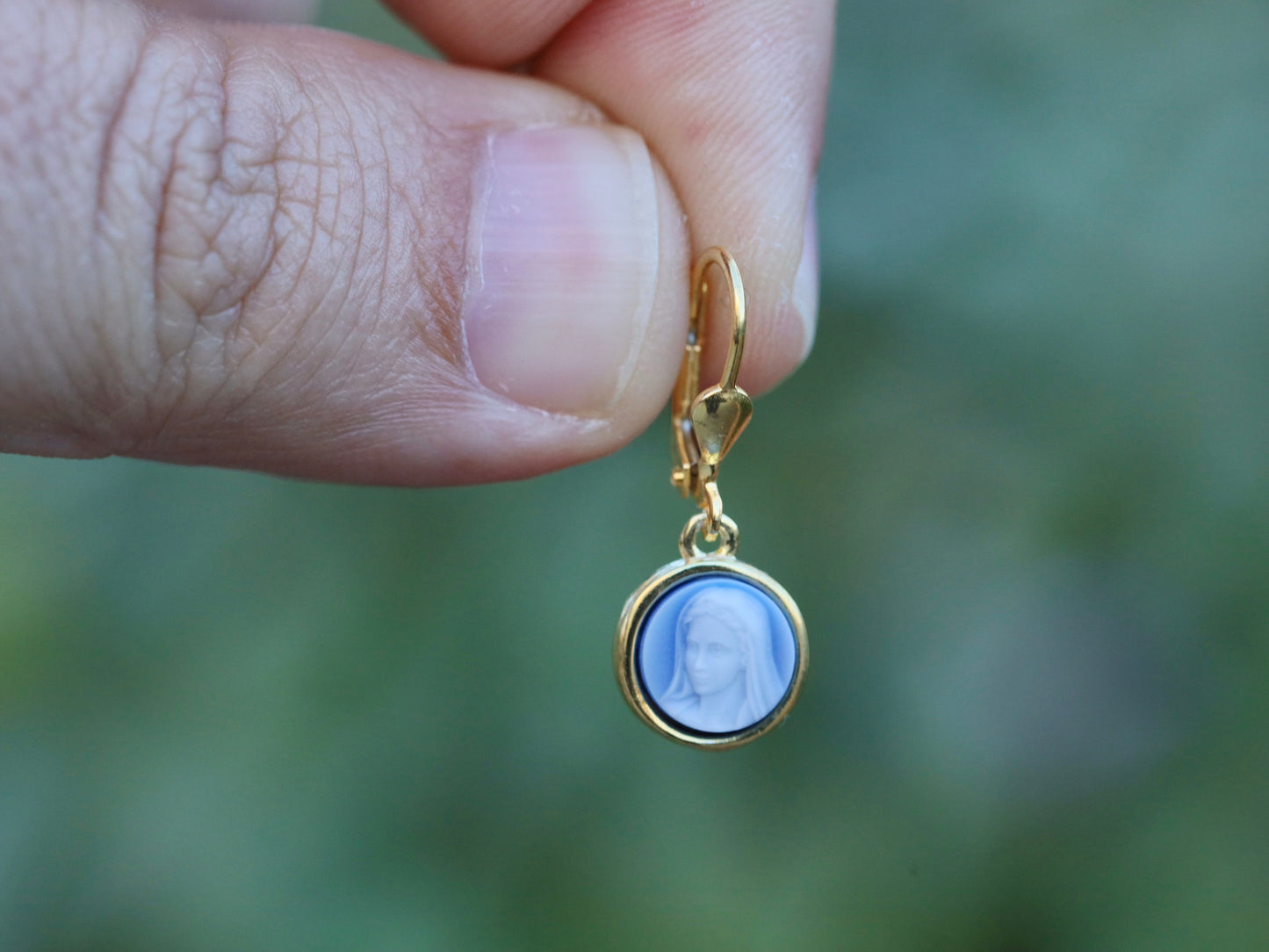 Pendientes católicos de la Virgen María en miniatura - Plata de ley y ágata - chapados en oro, pendientes para adolescentes, pendientes de Nuestra Señora de 8 mm para mujeres