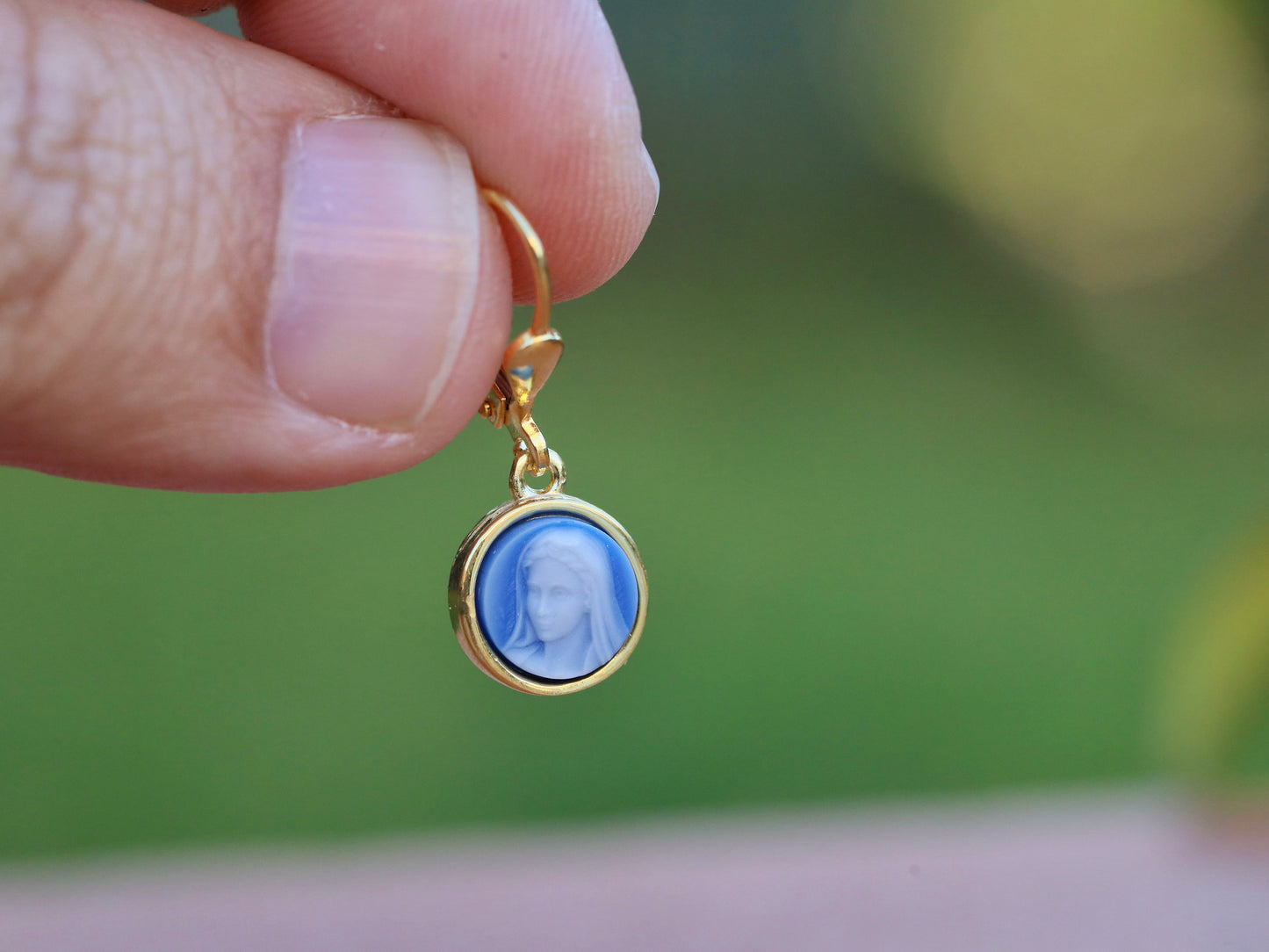Pendientes católicos de la Virgen María en miniatura - Plata de ley y ágata - chapados en oro, pendientes para adolescentes, pendientes de Nuestra Señora de 8 mm para mujeres