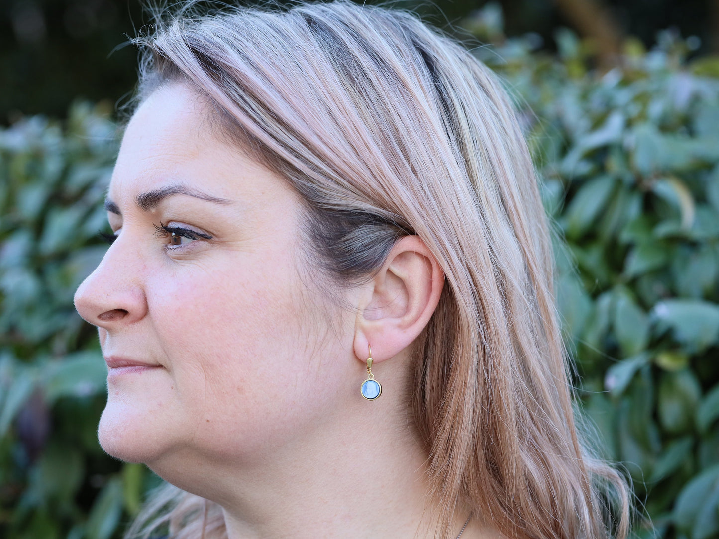 Pendientes católicos de la Virgen María en miniatura - Plata de ley y ágata - chapados en oro, pendientes para adolescentes, pendientes de Nuestra Señora de 8 mm para mujeres