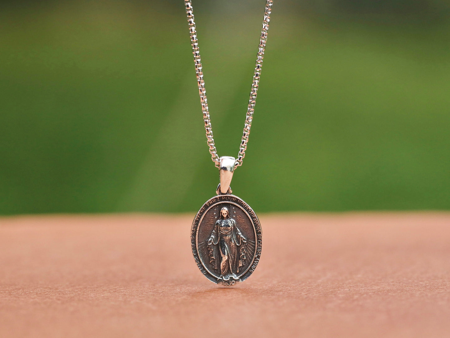 Colgante de Medalla Milagrosa de Plata de Ley en Francés - Ideal para Adolescentes - Medalla delicada de 16 x 13 mm con Acabado Gunmetal