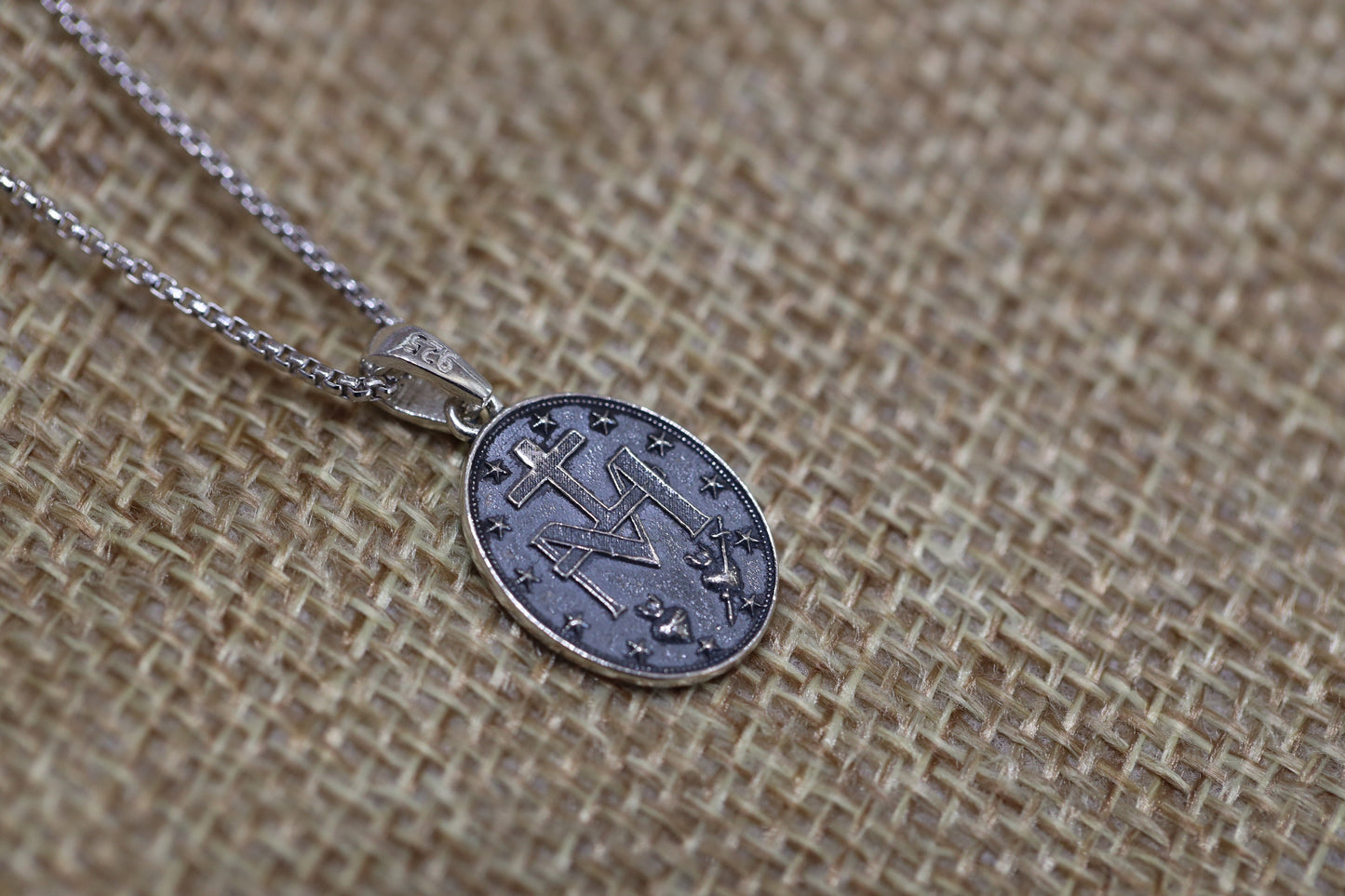 Colgante de Medalla Milagrosa de Plata de Ley en Francés - Ideal para Adolescentes - Medalla delicada de 16 x 13 mm con Acabado Gunmetal