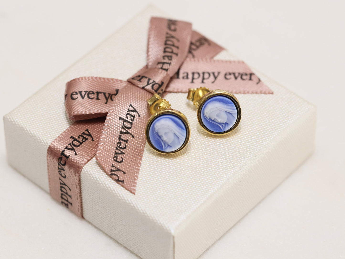 Pendientes en miniatura de la Virgen María de plata de ley - Joyería católica para comunión, cumpleaños y Navidad, pendientes cameo de la Virgen María