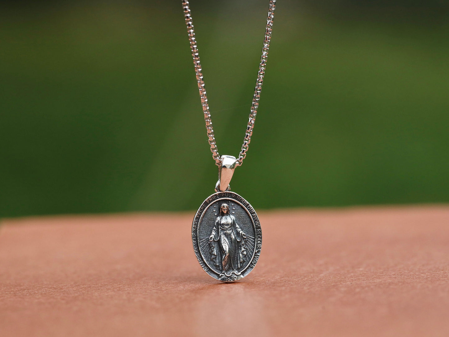 Colgante de Medalla Milagrosa de Plata de Ley en Francés - Ideal para Adolescentes - Medalla delicada de 16 x 13 mm con Acabado Gunmetal