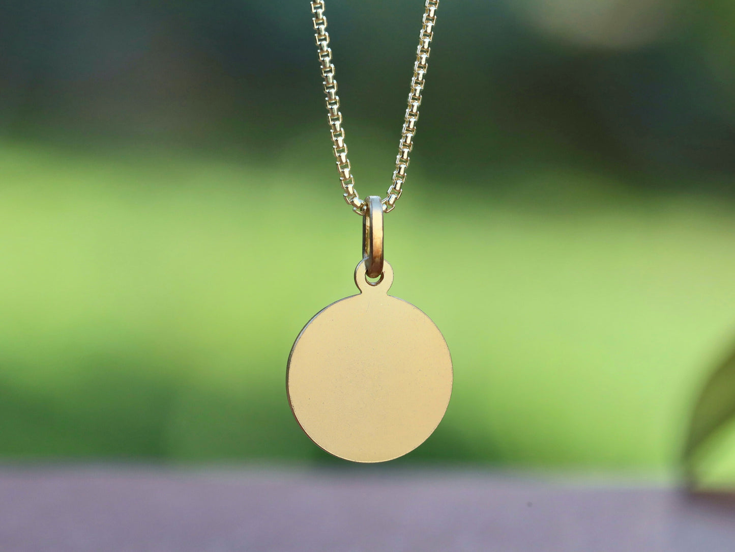 Hermosa medalla de San José y el Niño Jesús chapada en oro de plata de ley de 15 mm - Colgante detallado de mujer católica, protector de la Sagrada Familia