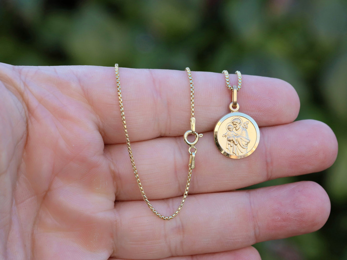 Hermosa medalla de San José y el Niño Jesús chapada en oro de plata de ley de 15 mm - Colgante detallado de mujer católica, protector de la Sagrada Familia